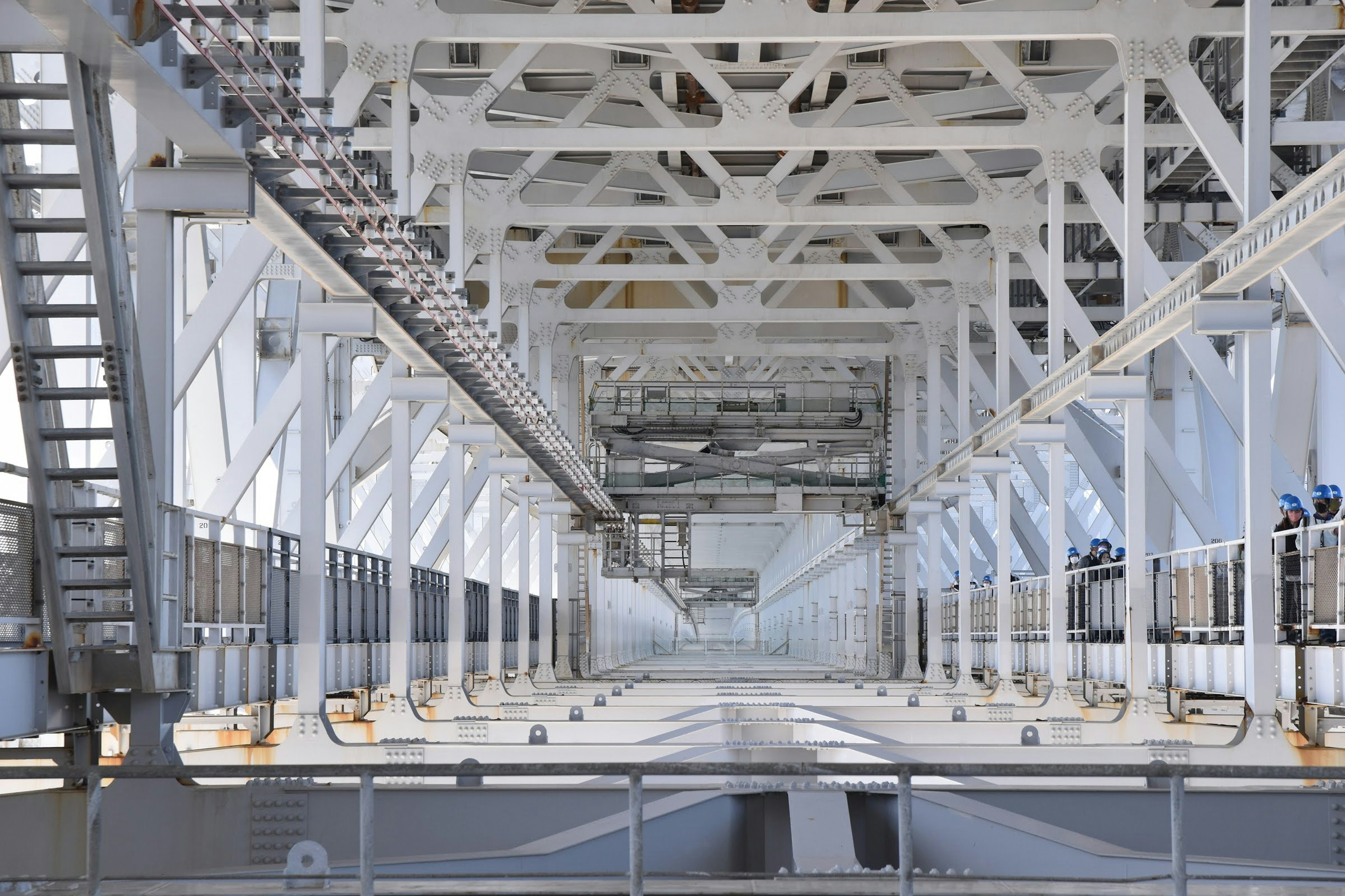 Tampilan interior jembatan struktur baja putih dengan balok dan langit-langit