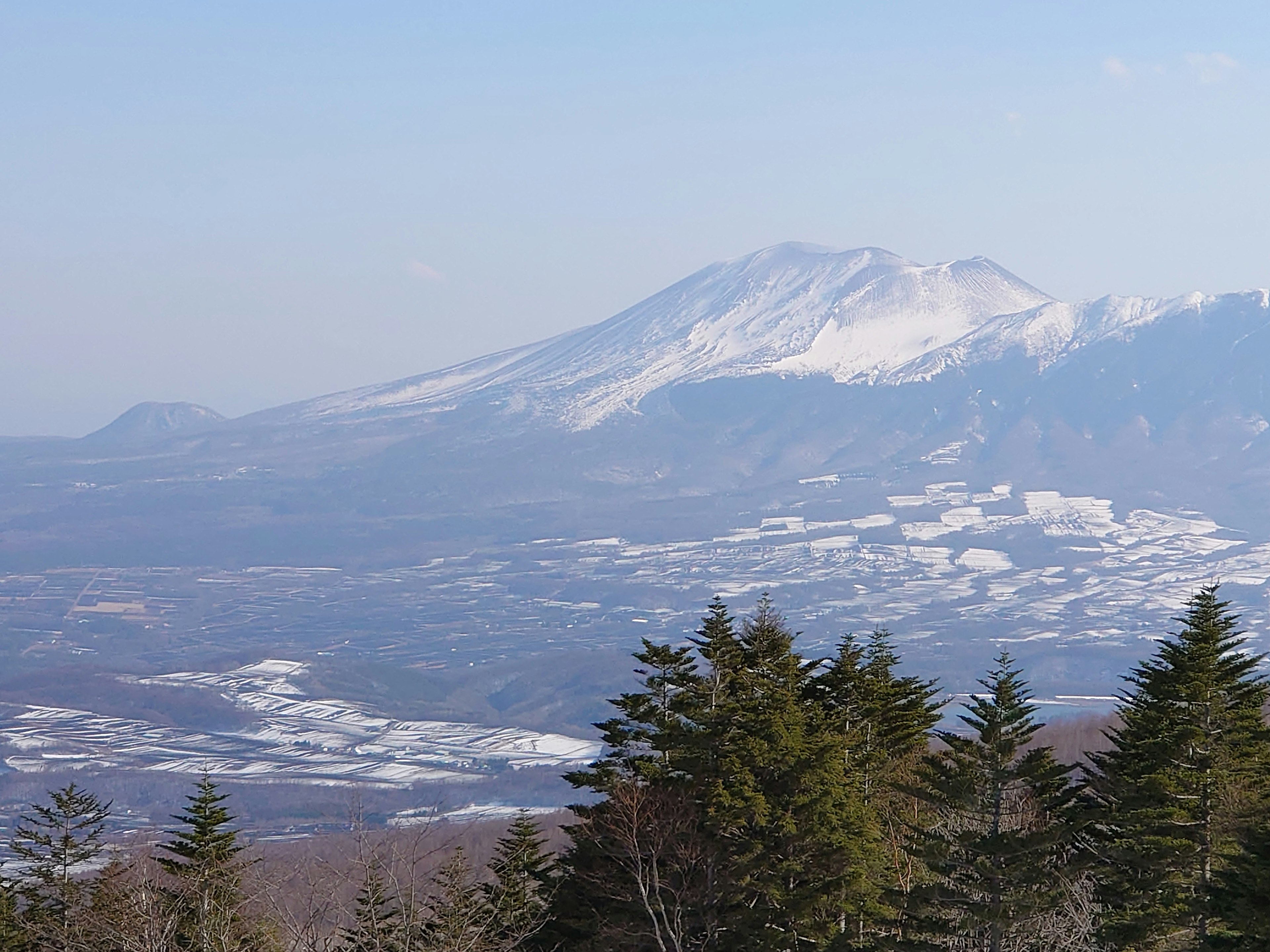 美しい山と雪に覆われた風景が広がる