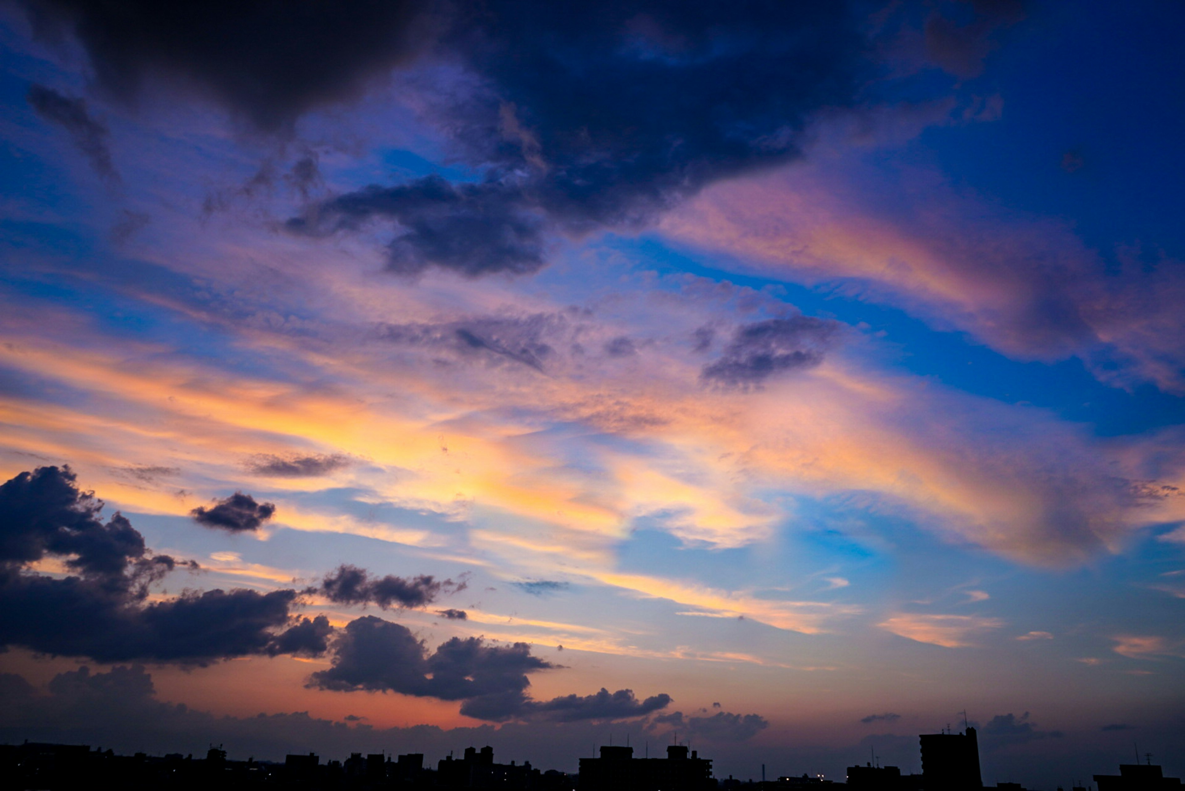 Schöner Sonnenuntergangshimmel mit lebhaften Farben und Wolken