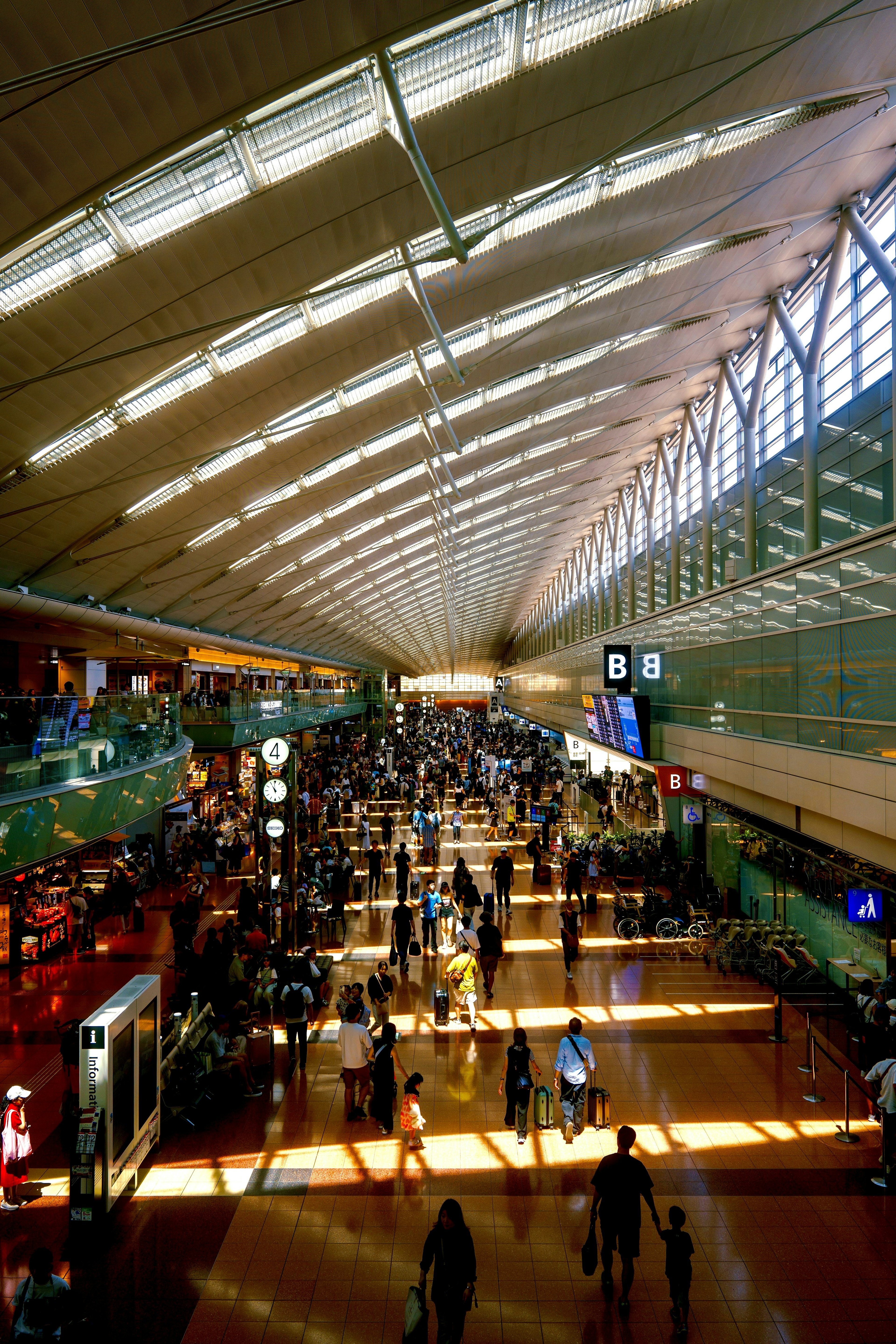 Intérieur spacieux d'aéroport avec de nombreuses personnes qui se déplacent