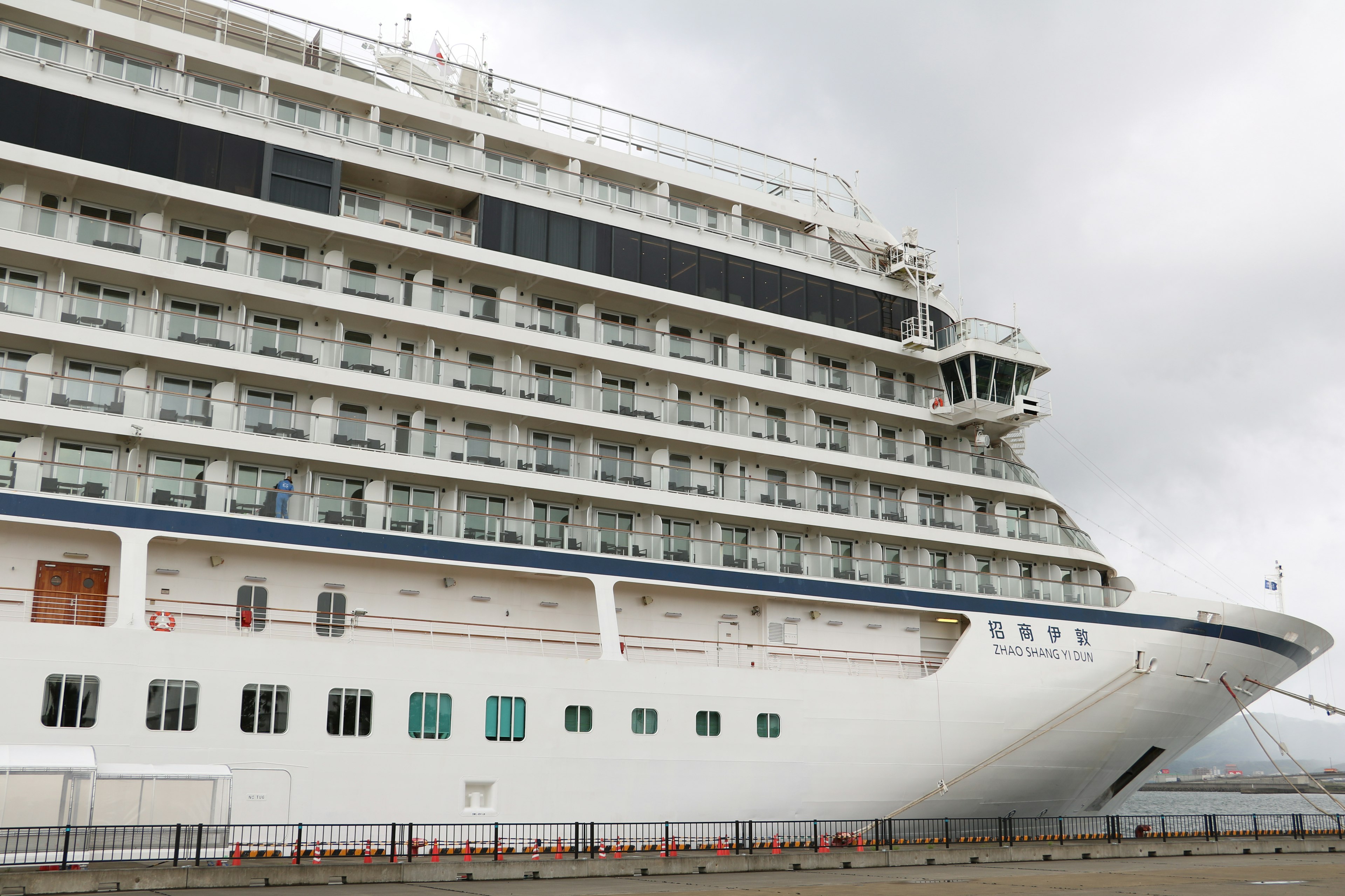 Un grand navire de croisière amarré au port