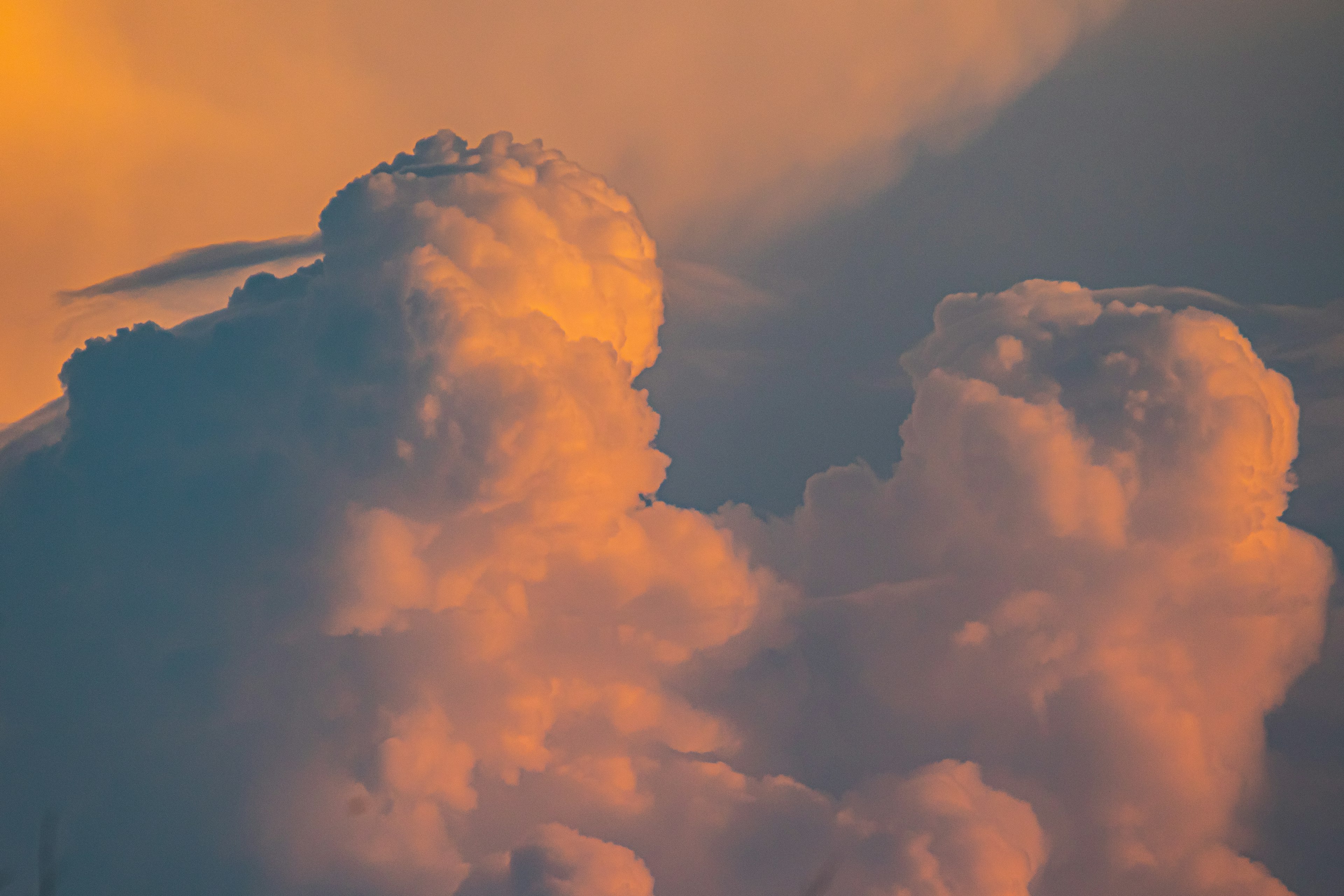 Cielo pieno di nuvole arancioni e blu durante il tramonto