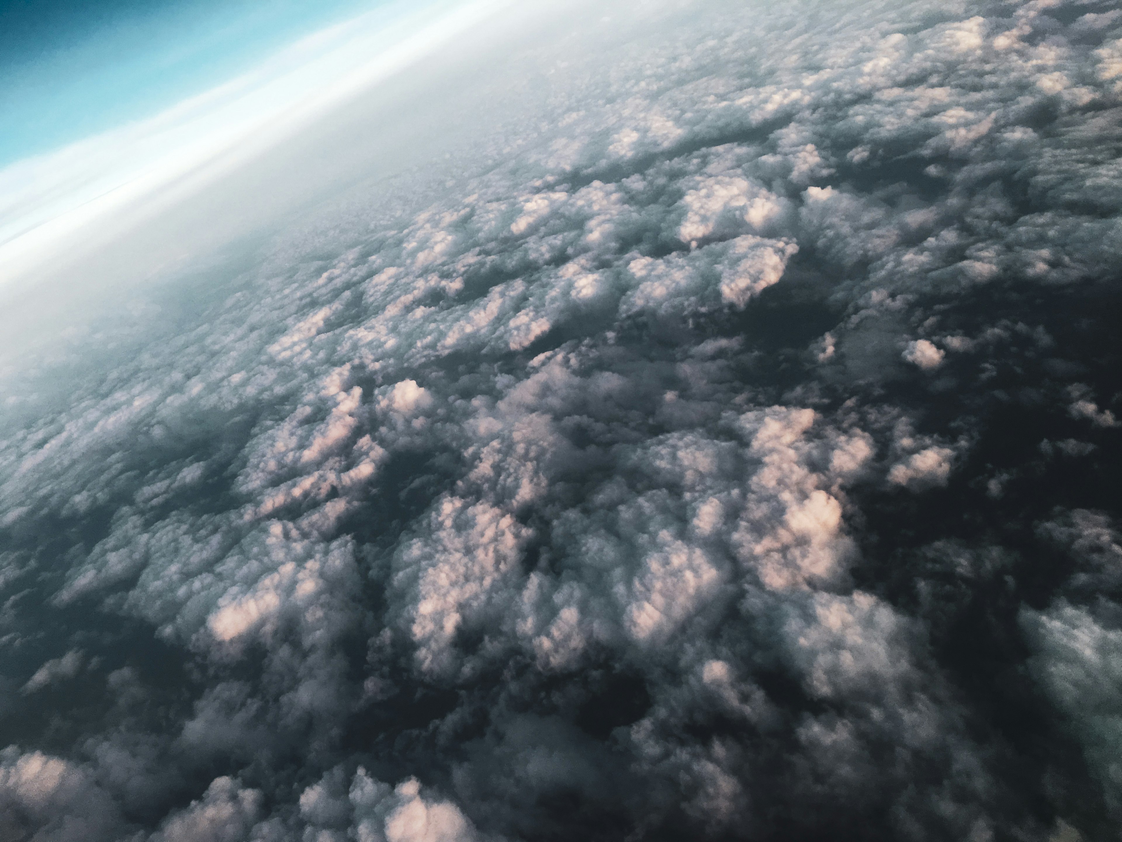 雲海の上からの視点で広がる青空と柔らかい雲の風景