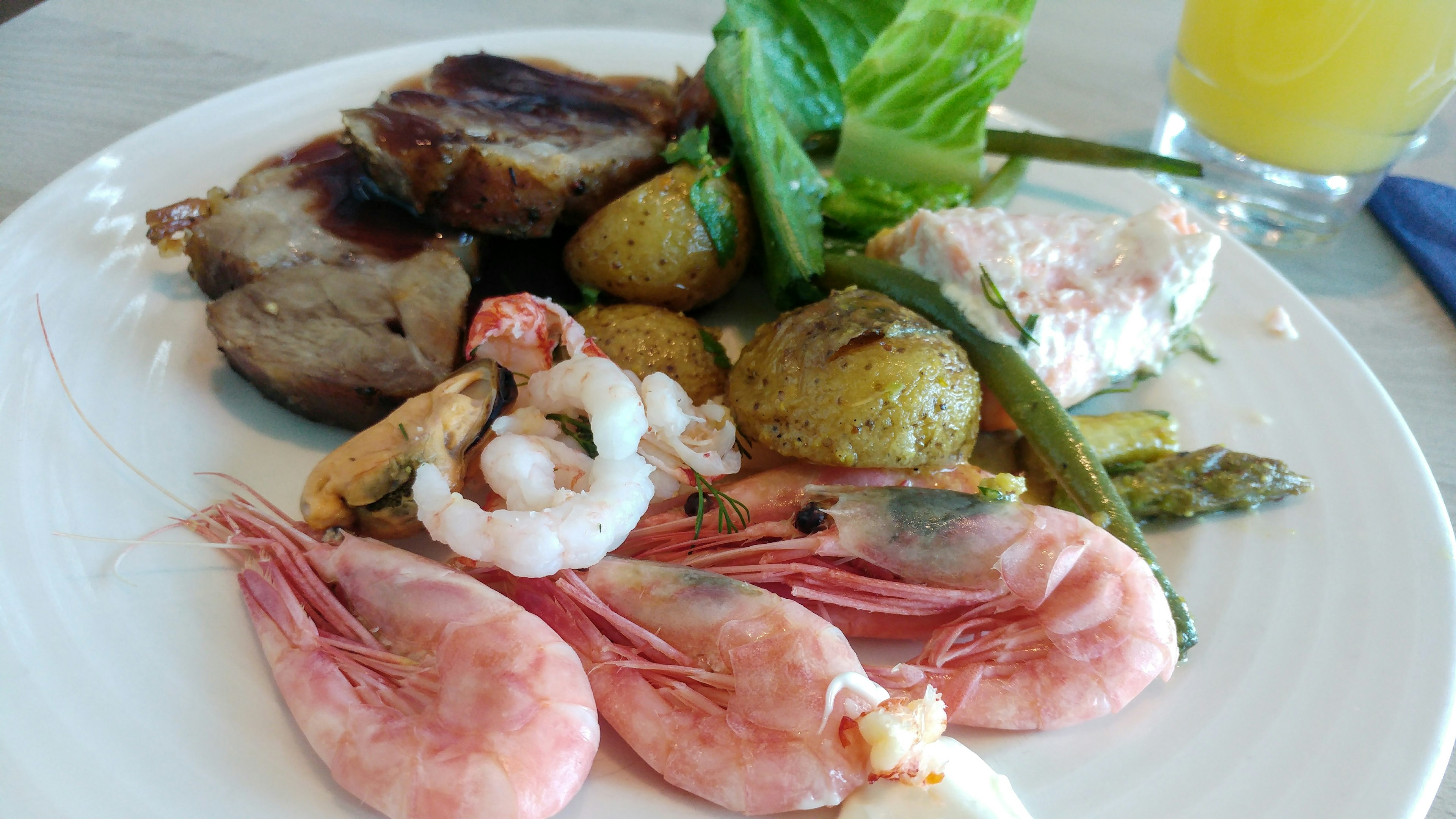 Assiette de crevettes, poisson et légumes frais