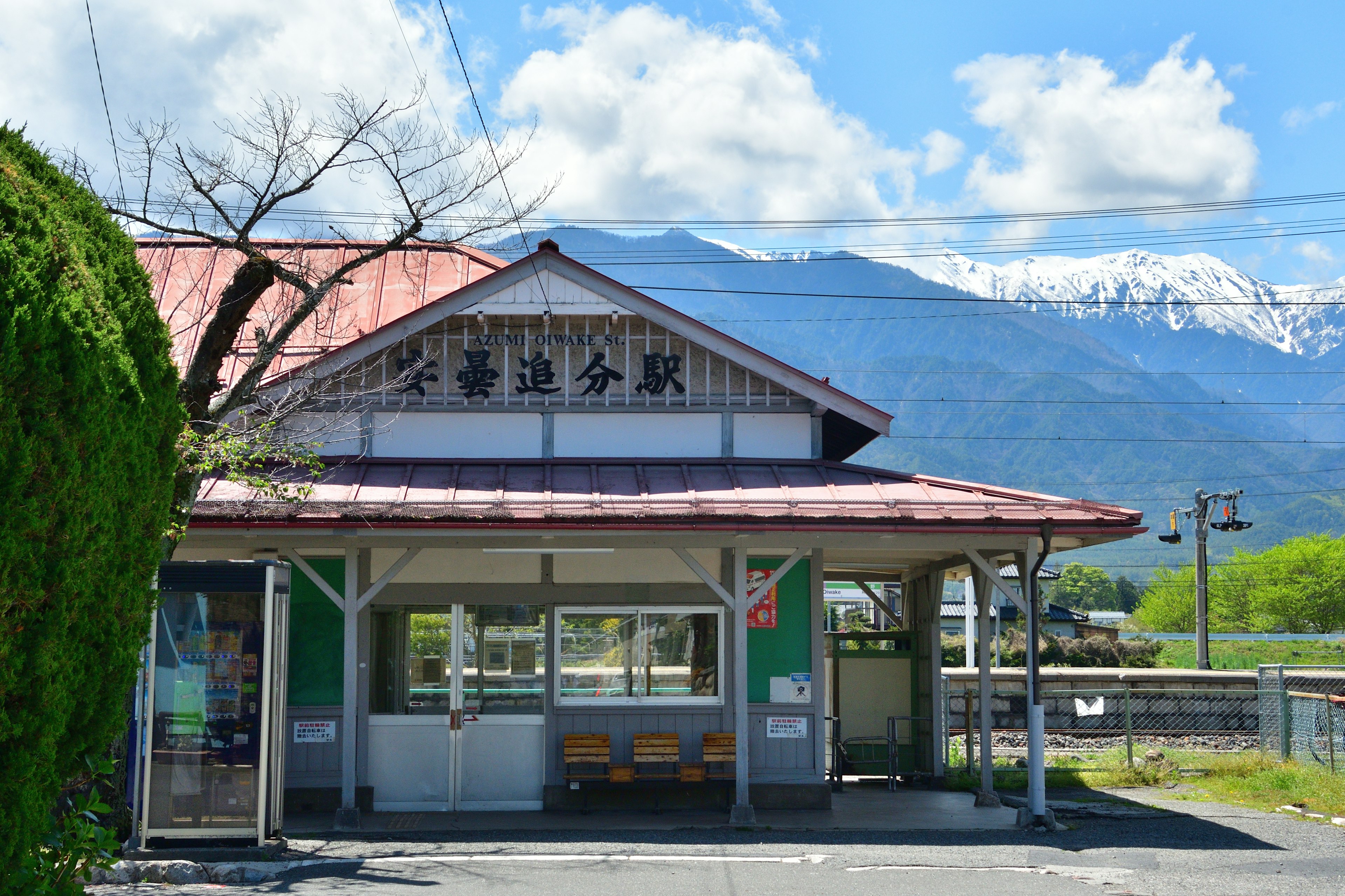 美しい山を背景にした古い駅舎の風景