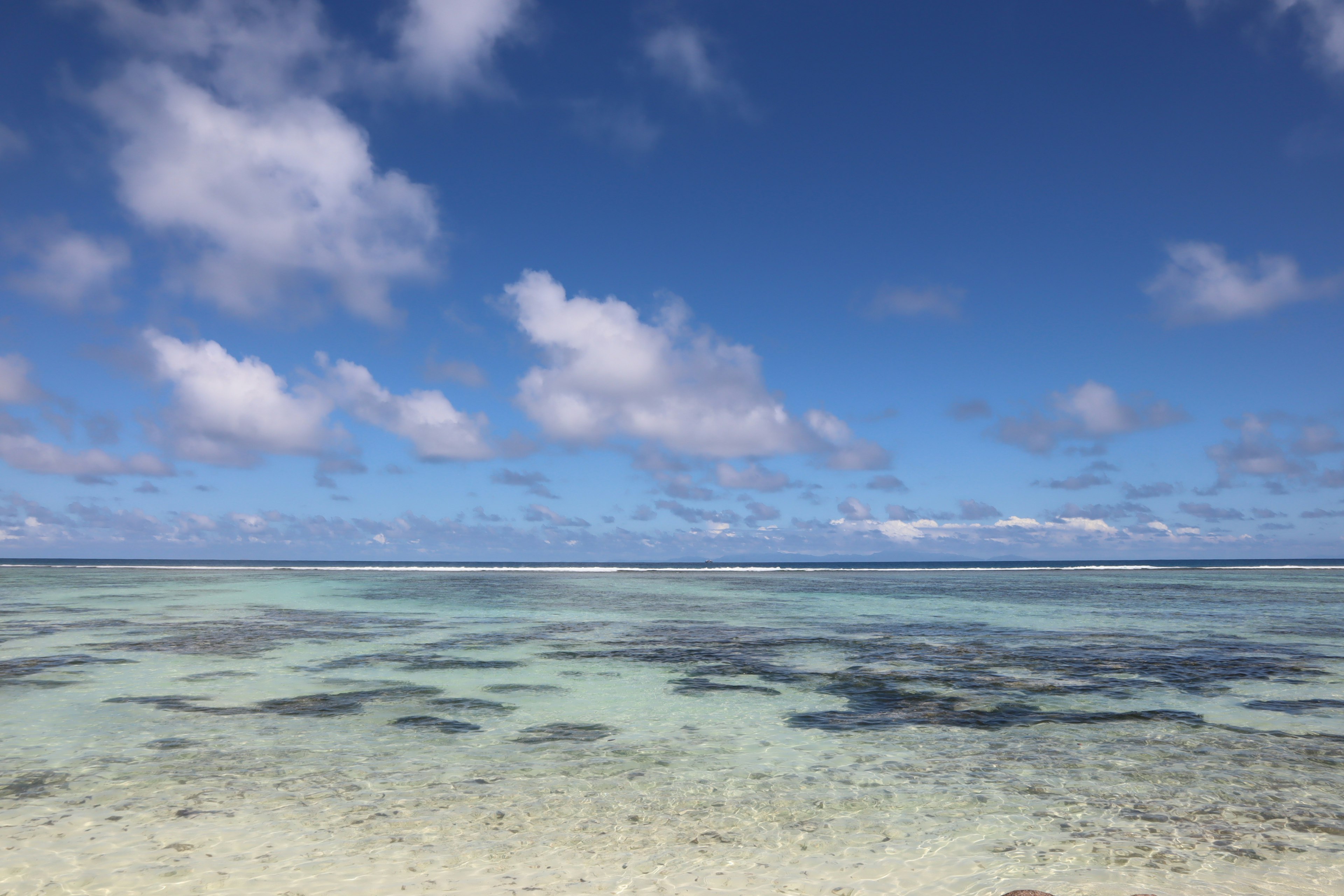 Schöne Landschaft mit blauem Himmel und klarem Ozean