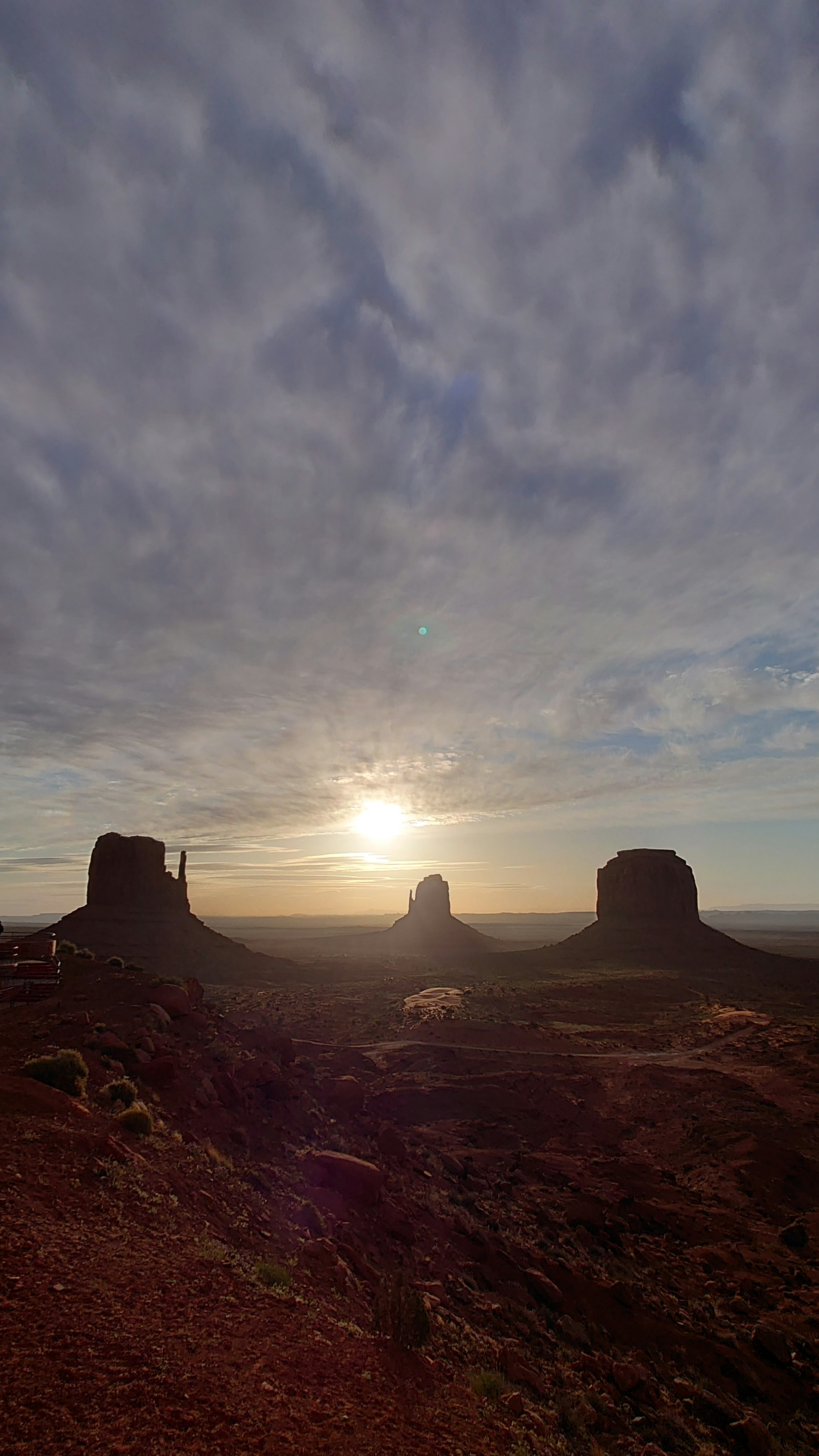 ทิวทัศน์ที่งดงามของ Monument Valley ในขณะที่พระอาทิตย์ตกดินโดยมีรูปทรงหินที่โดดเด่น