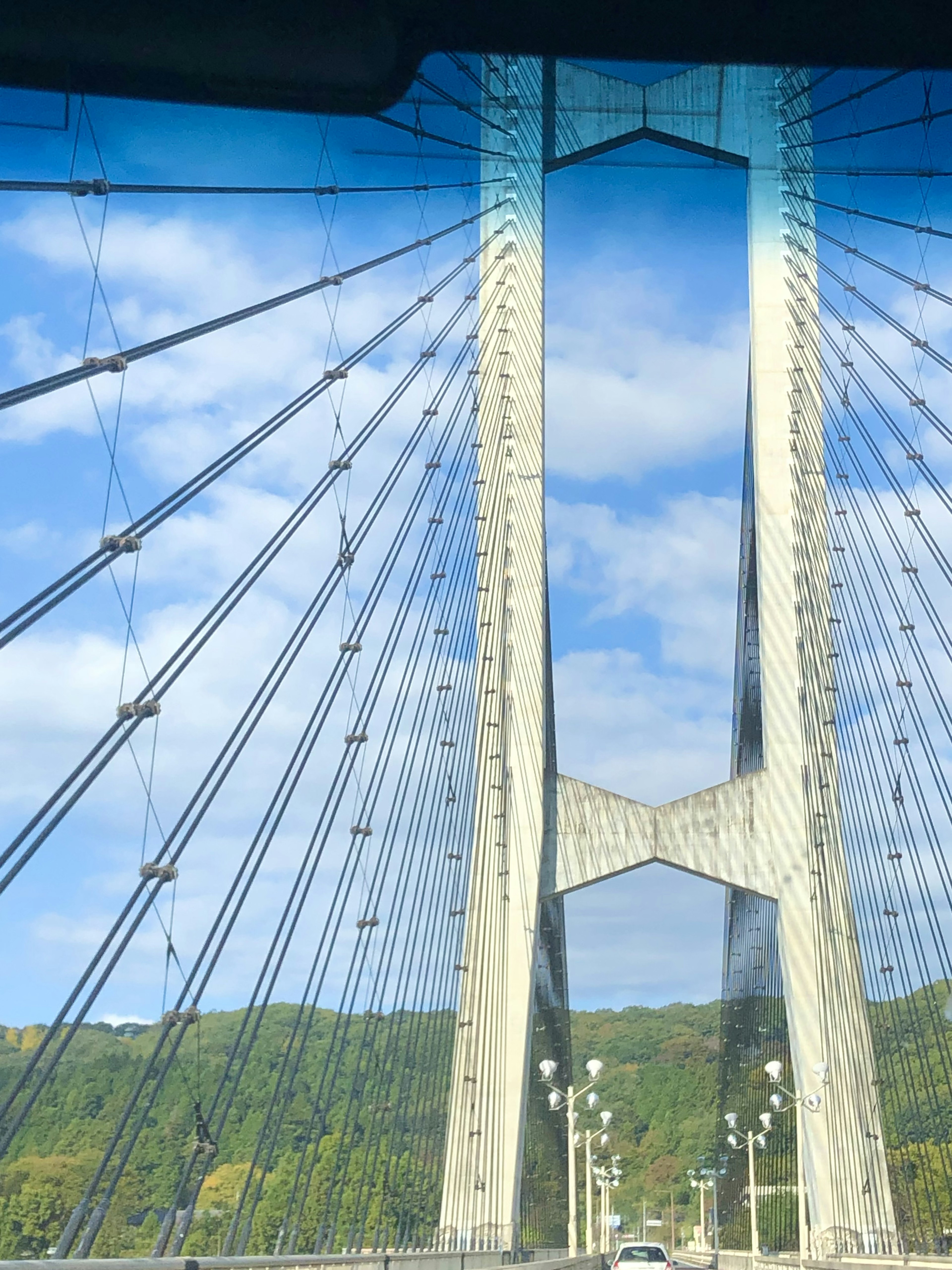 Vue d'un pont suspendu avec un design architectural unique et un ciel bleu