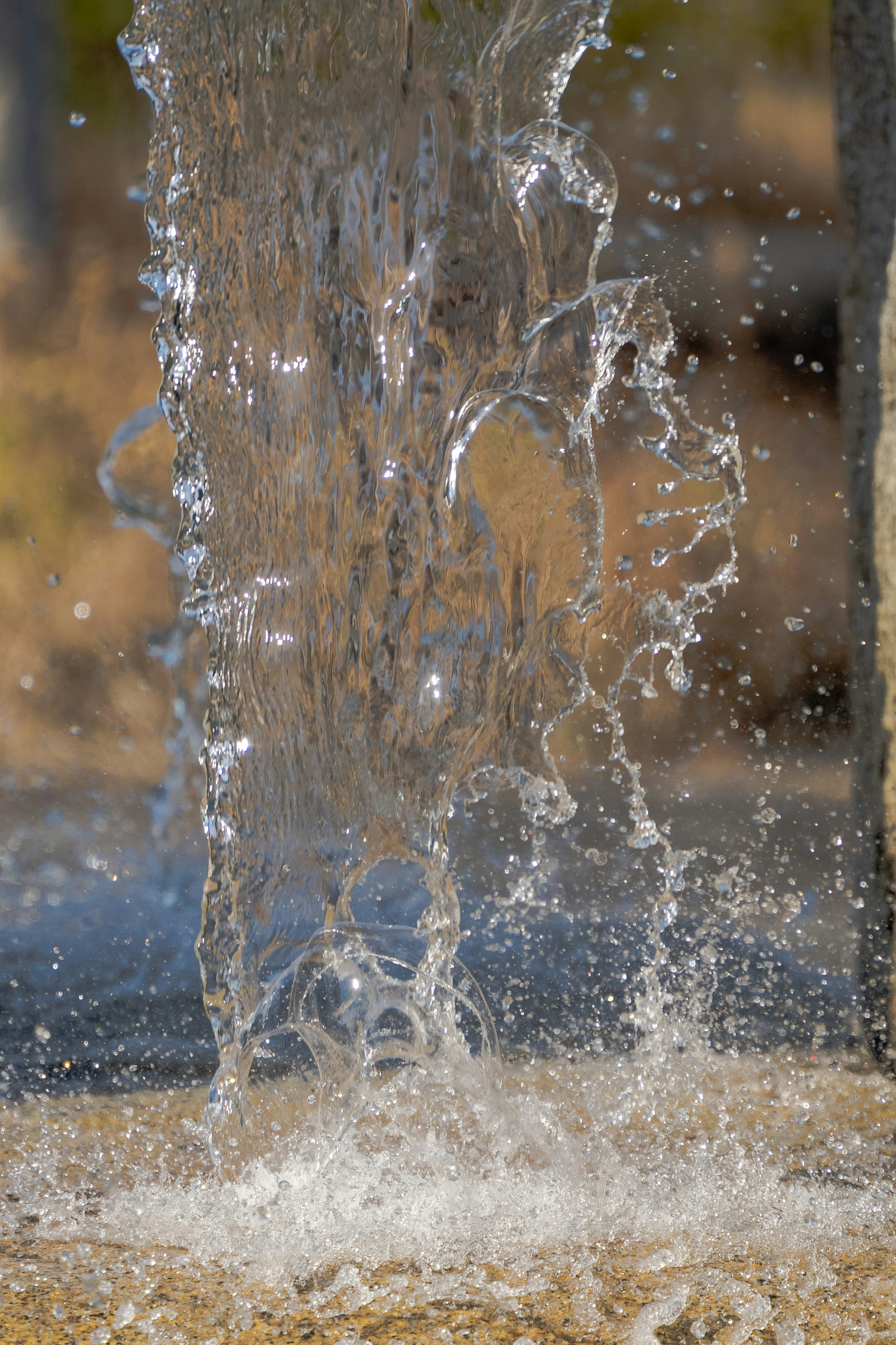 水の流れと泡の詳細なクローズアップ