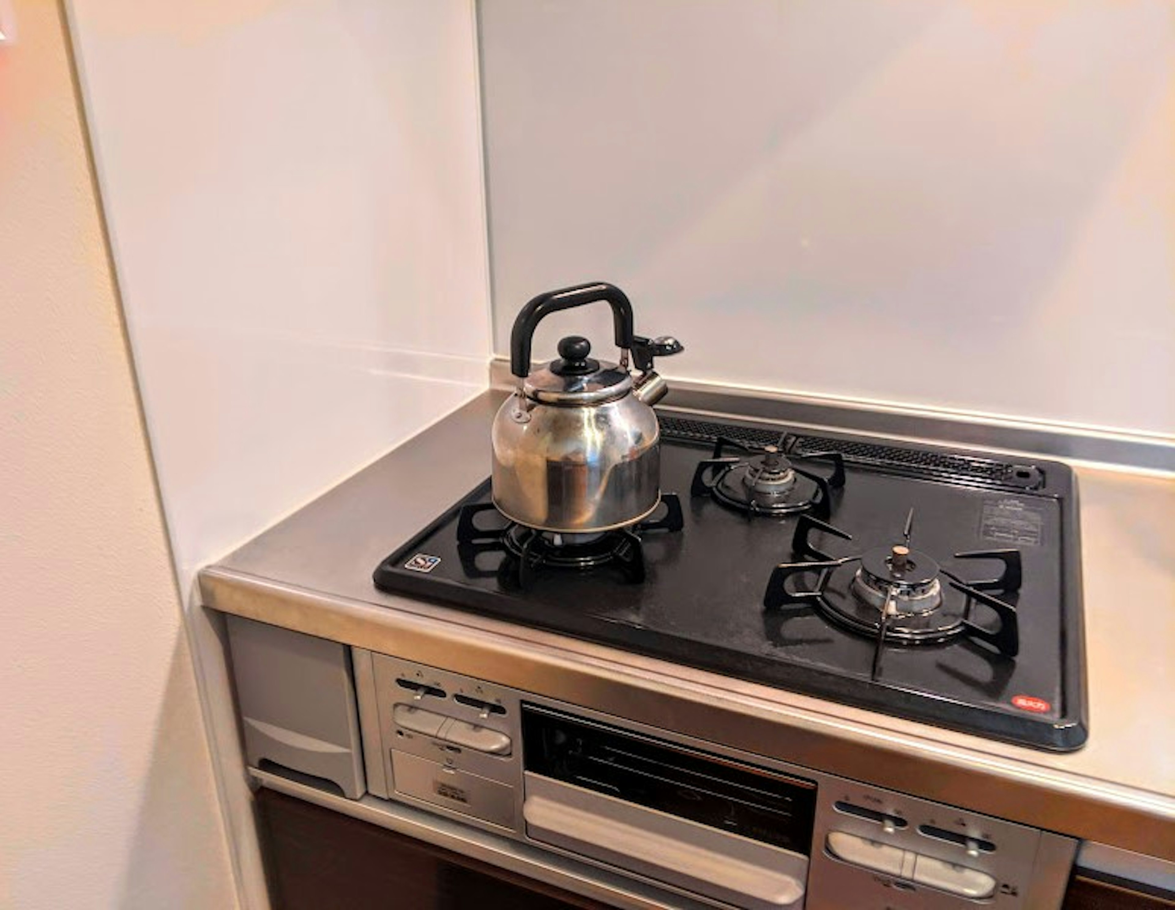 Cuisine moderne avec une bouilloire en argent sur une cuisinière à gaz