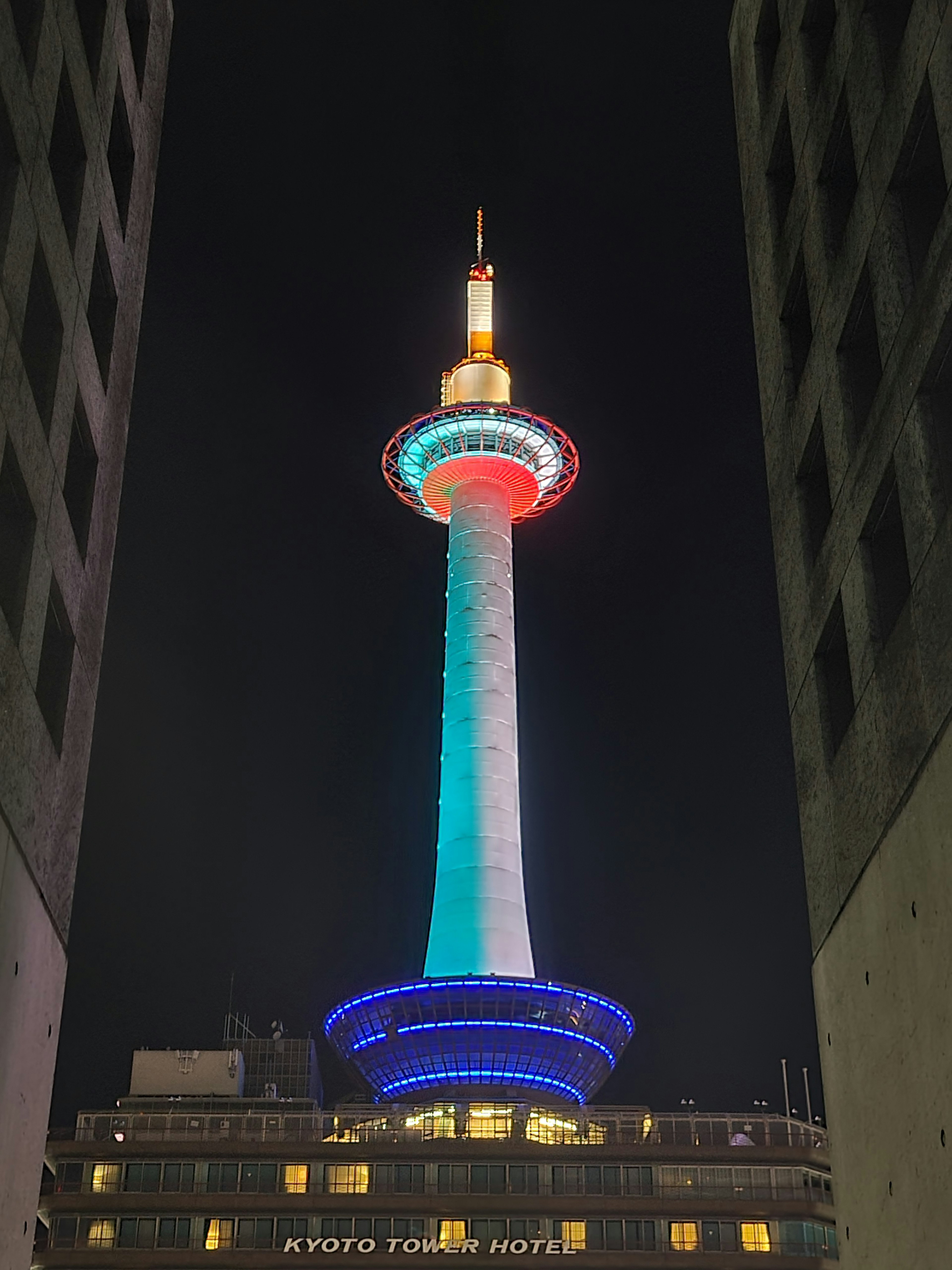 夜间照亮的京都塔和五彩缤纷的灯光