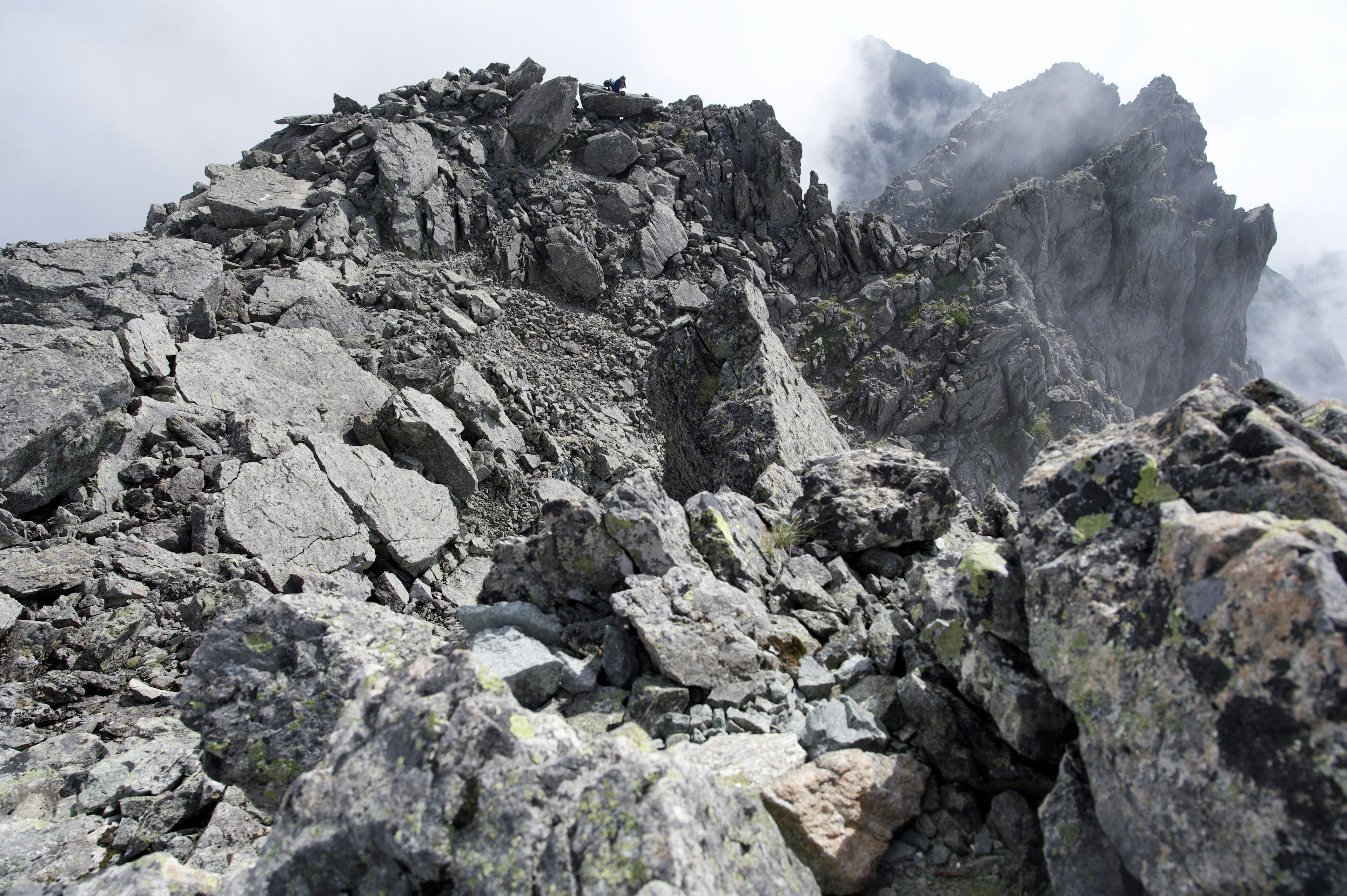 岩山の険しい風景と雲に覆われた山々