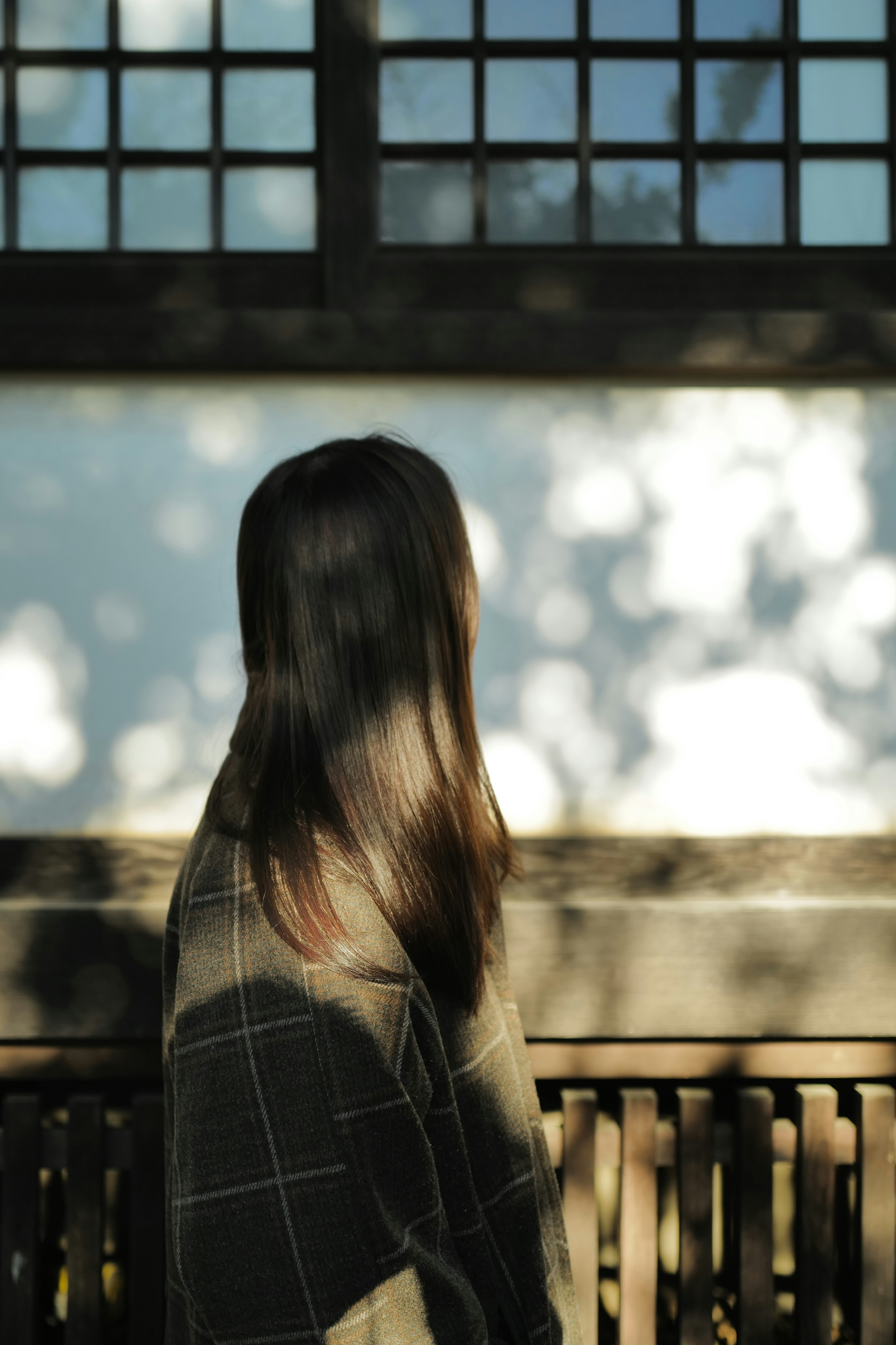 Eine Frau, die sich in der Nähe eines Fensters umdreht, mit schönen Licht- und Schatteneffekten