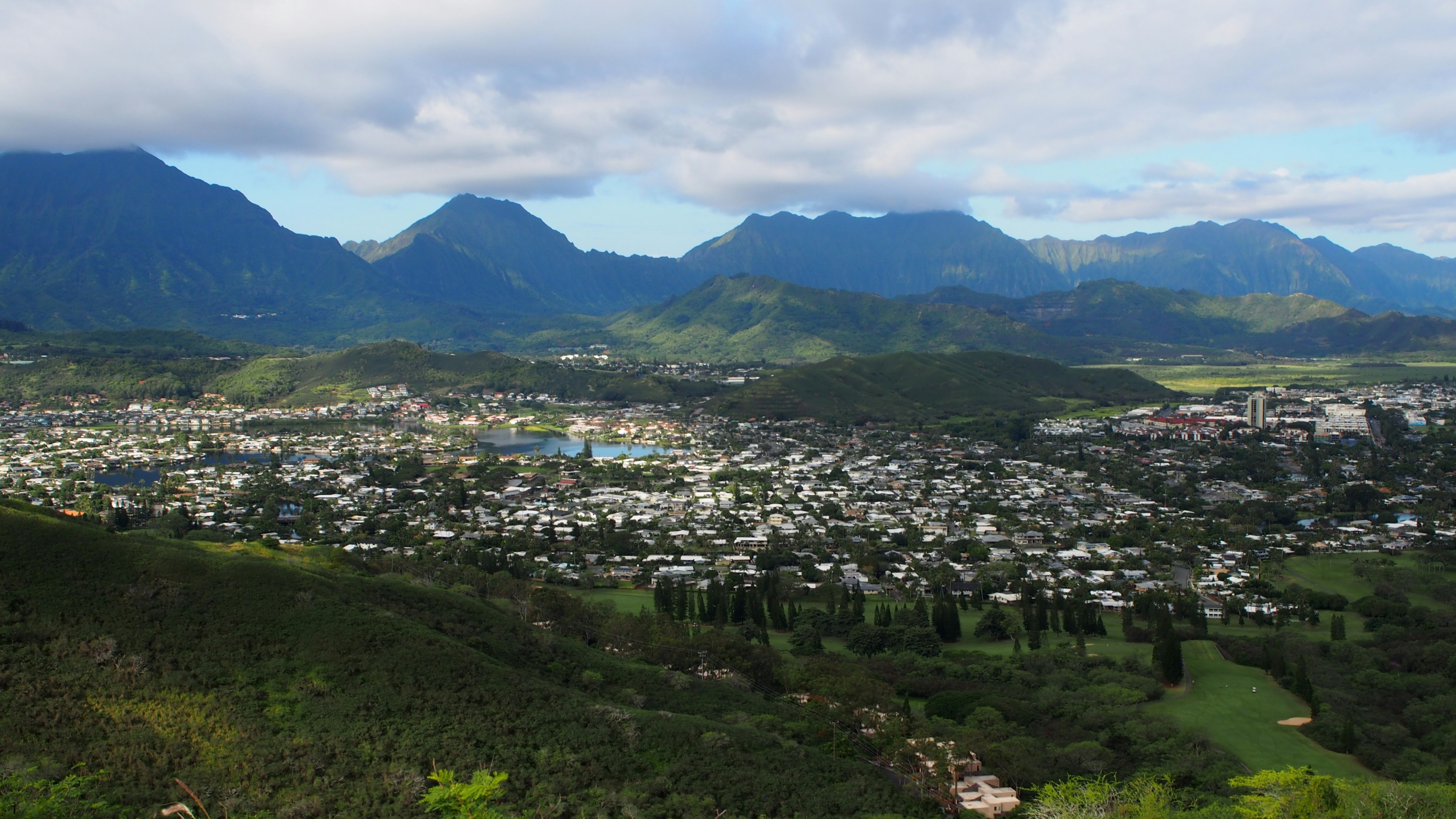 Vista panorámica de una ciudad rodeada de hermosas montañas