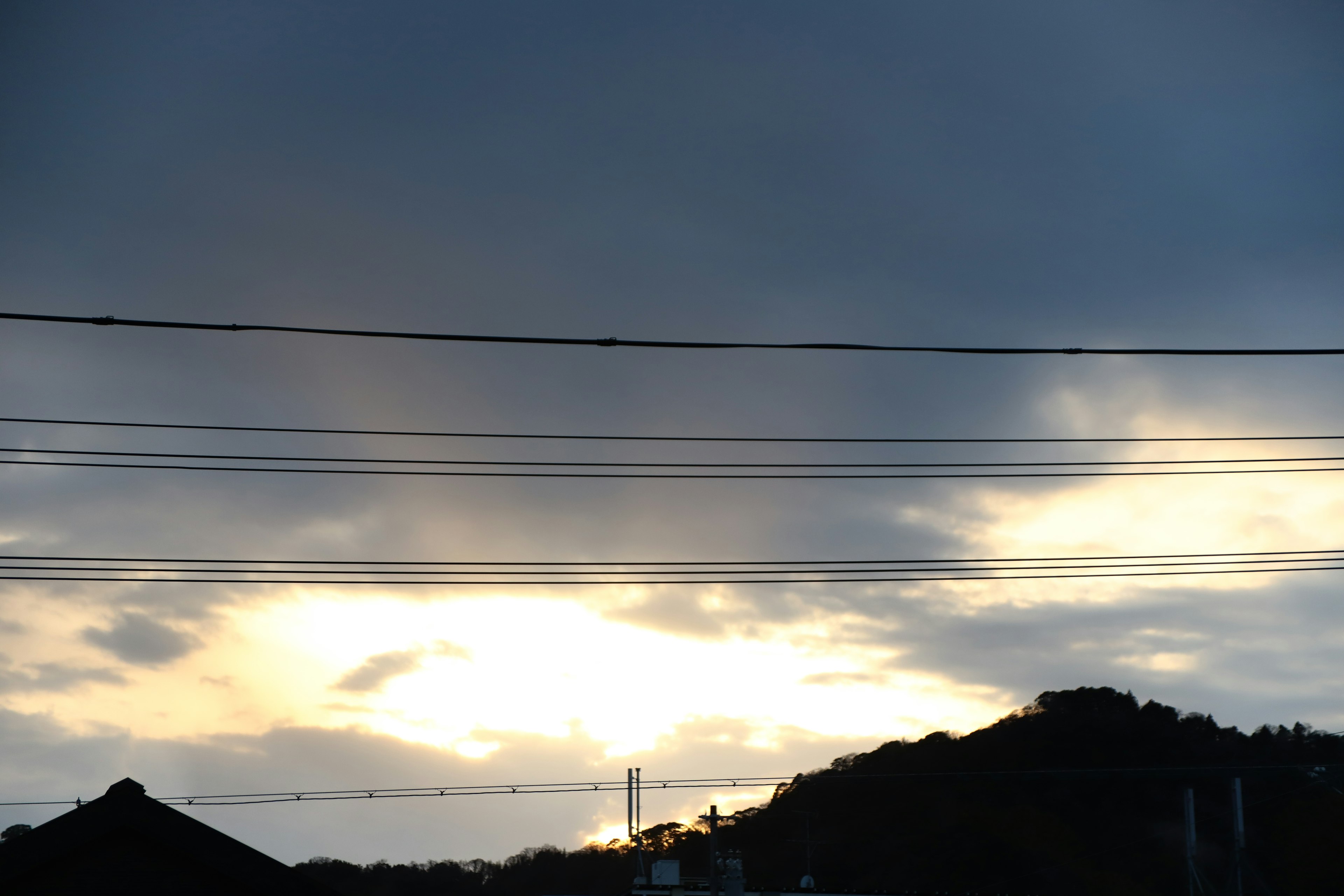 Paysage avec lumière de coucher de soleil sous des nuages sombres