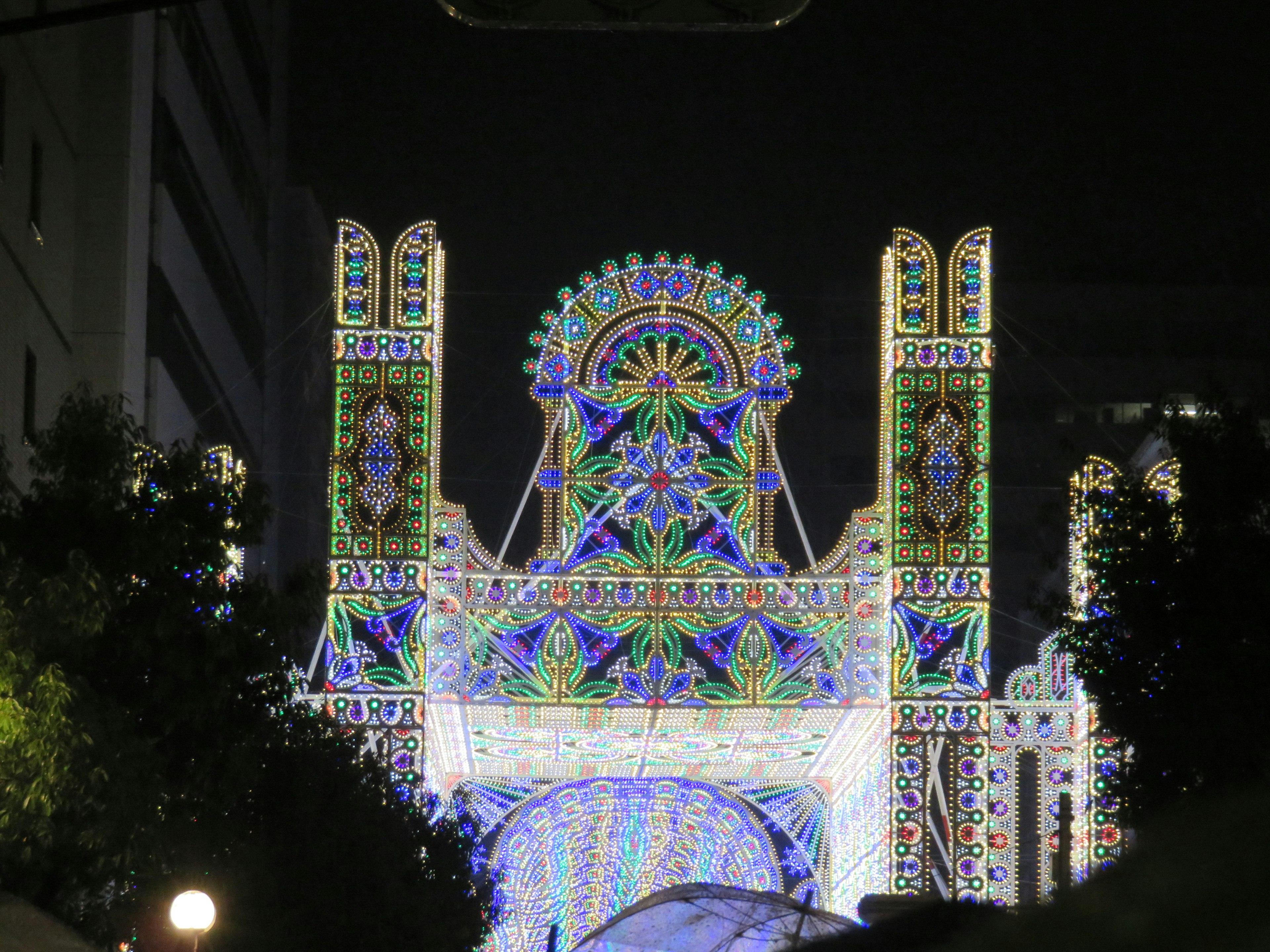 Arco iluminado vibrante con diseños intrincados por la noche