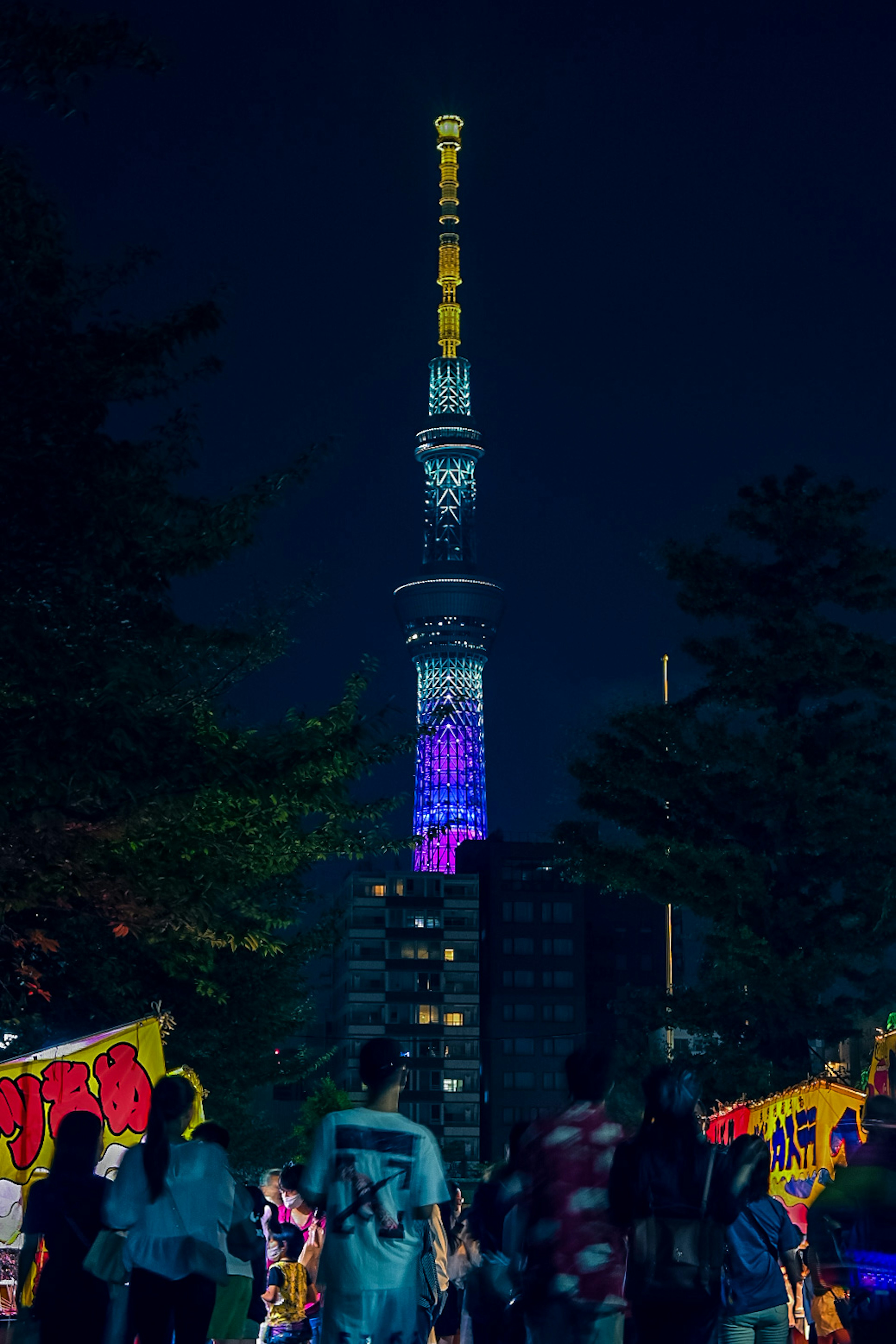 東京晴空塔夜間燈光秀和行走的人群