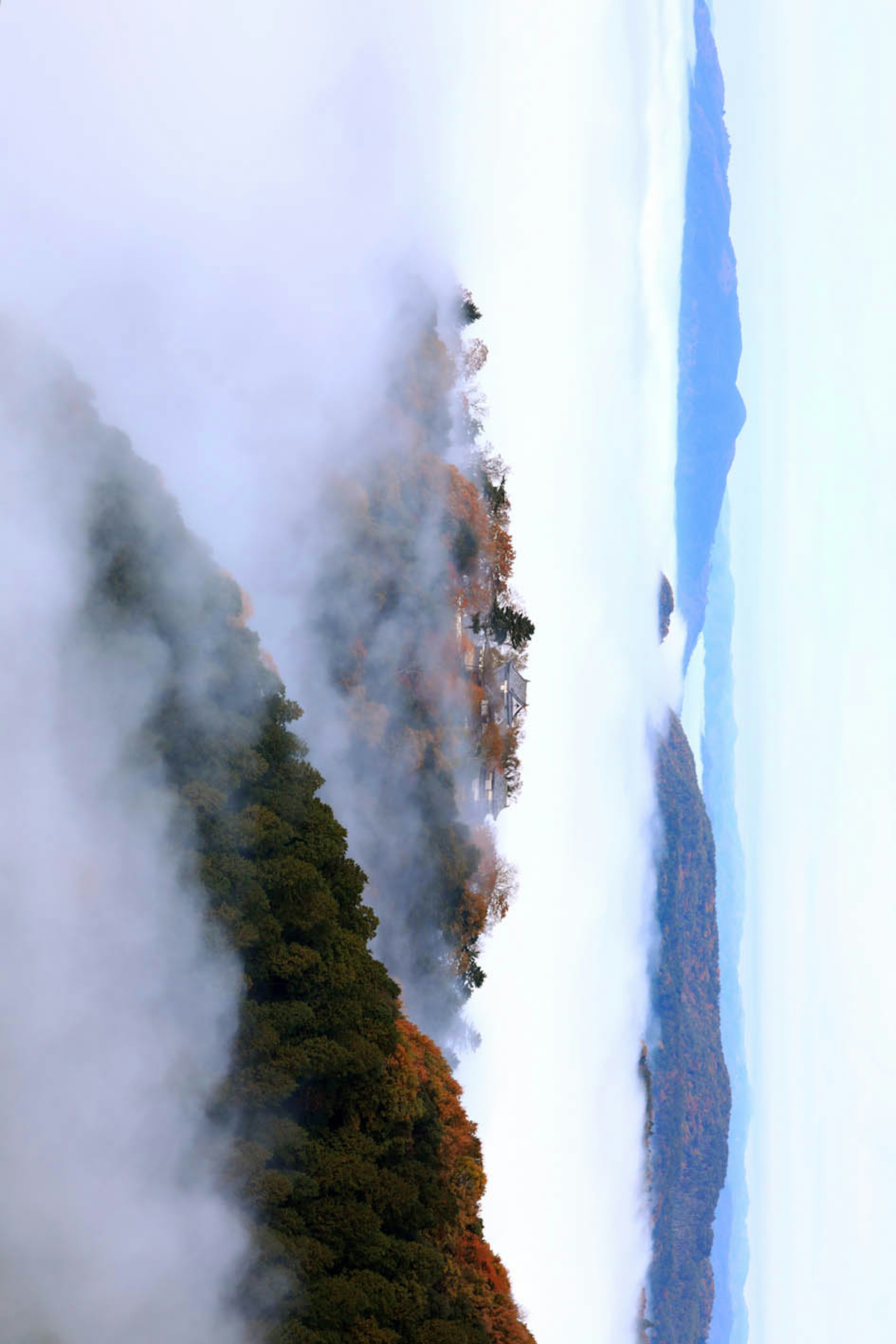 Berglandschaft in Nebel gehüllt mit einem ruhigen See