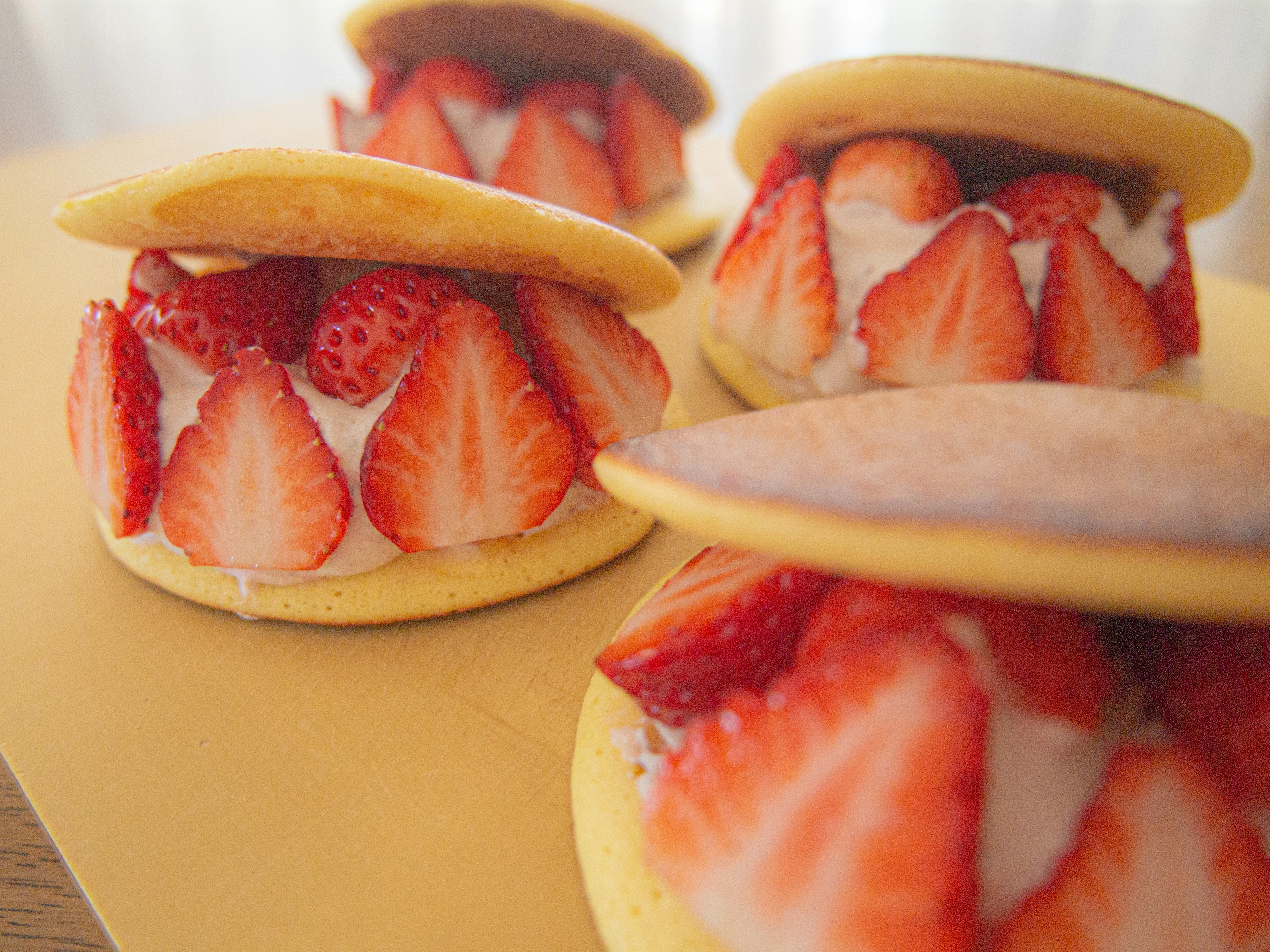 Pastel esponjoso relleno de fresas frescas