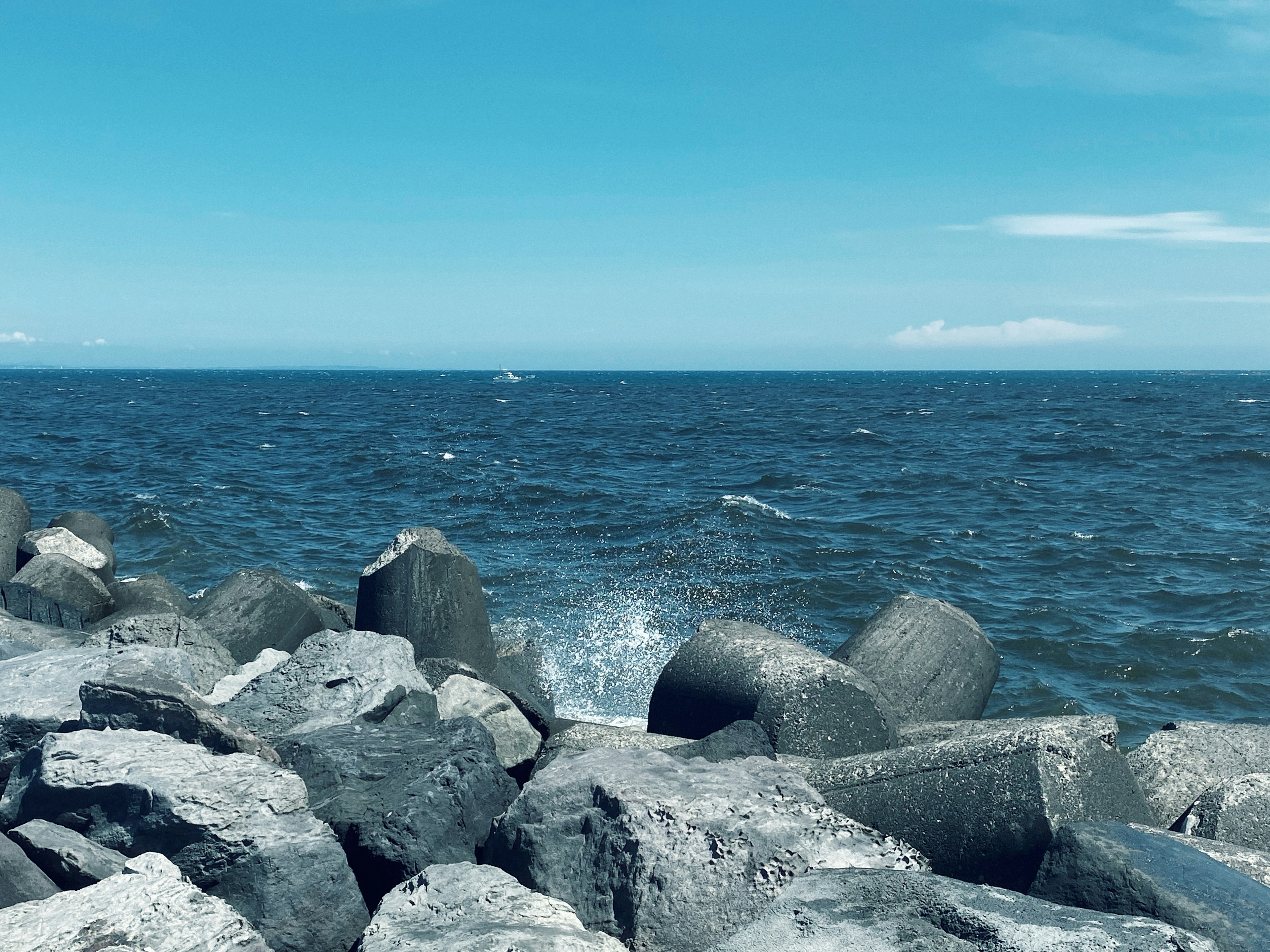 青い海と石の堤防の風景