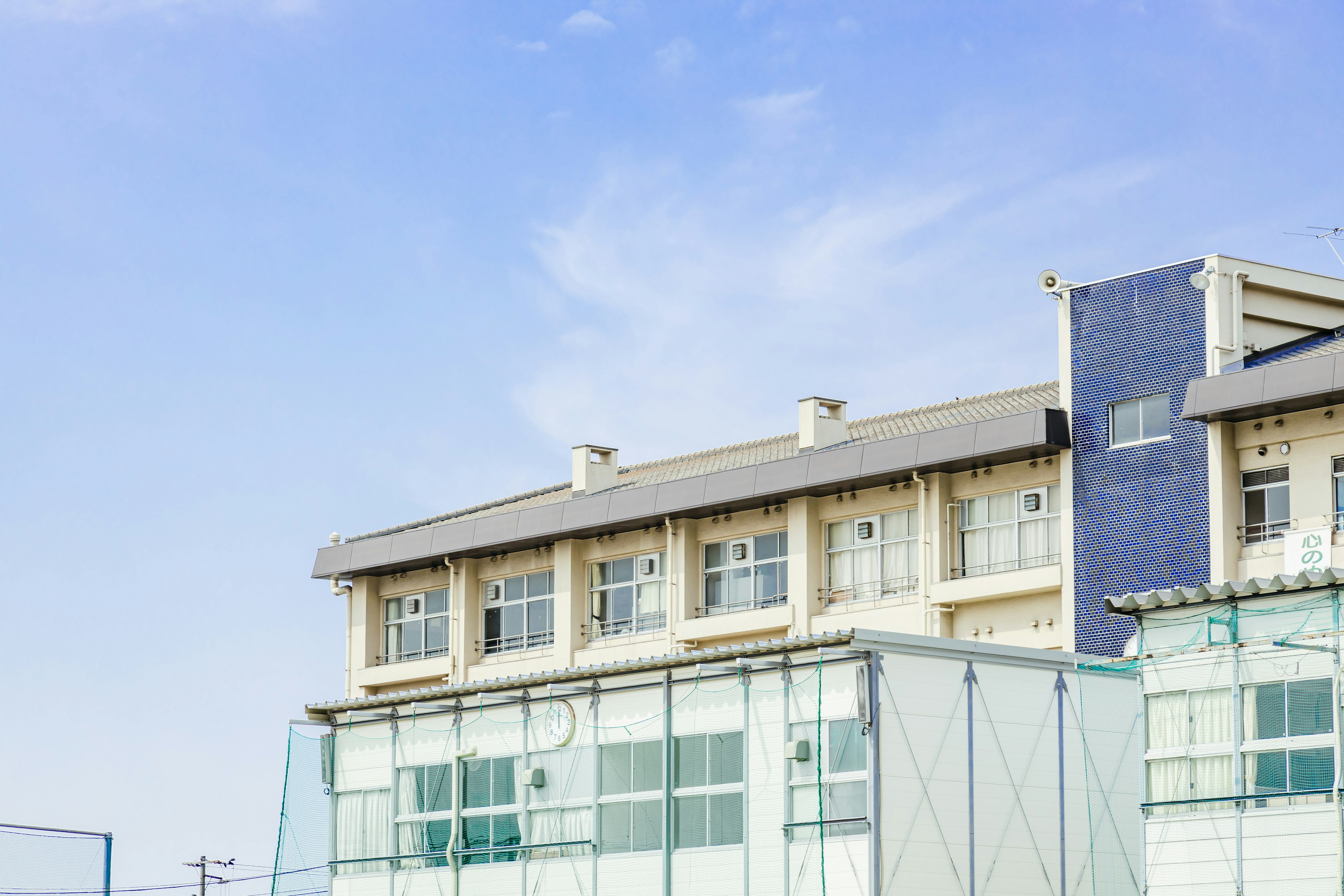 Exterior de un edificio moderno bajo un cielo azul