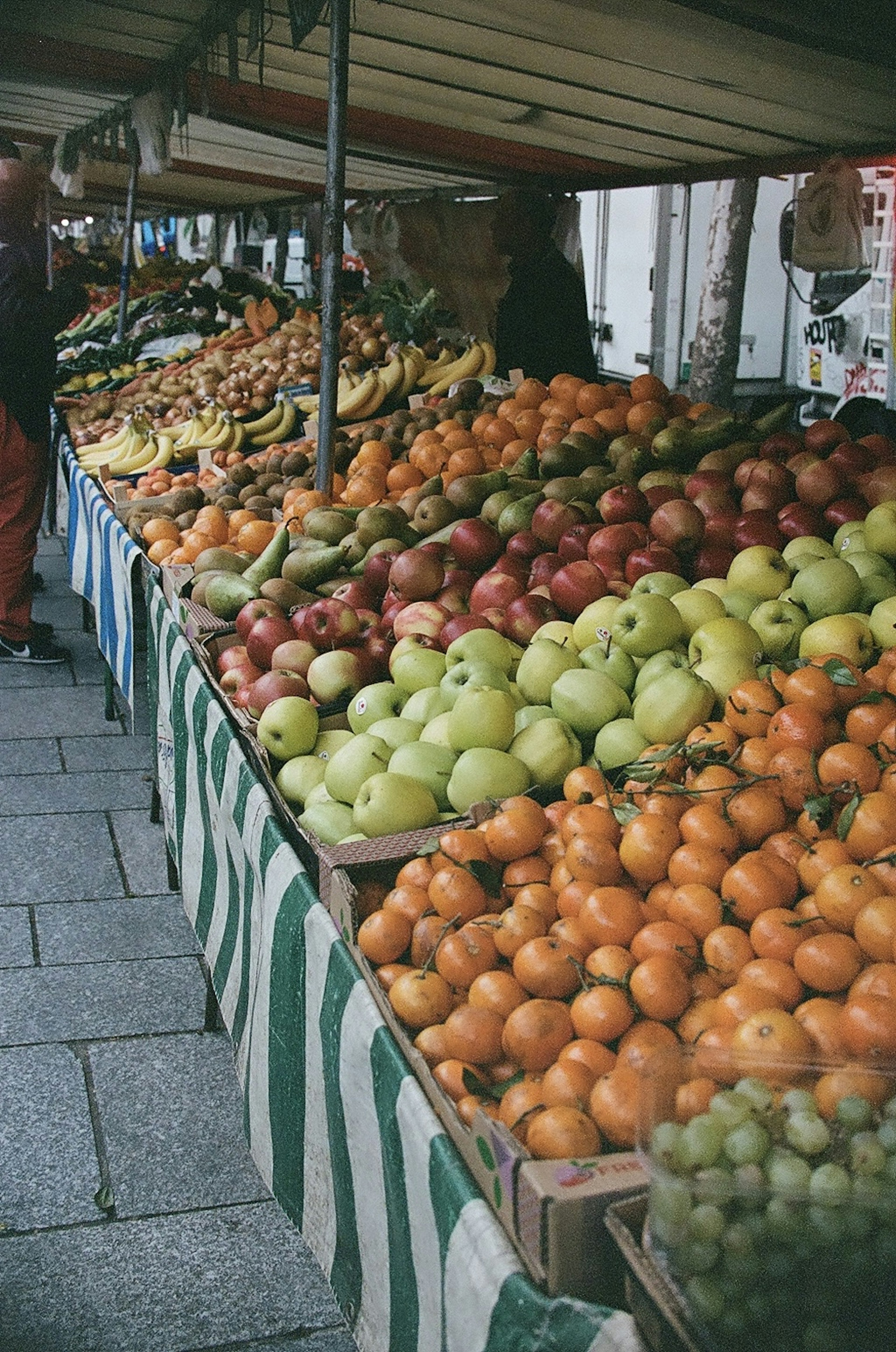 Bunte Obstpräsentation an einem Marktstand