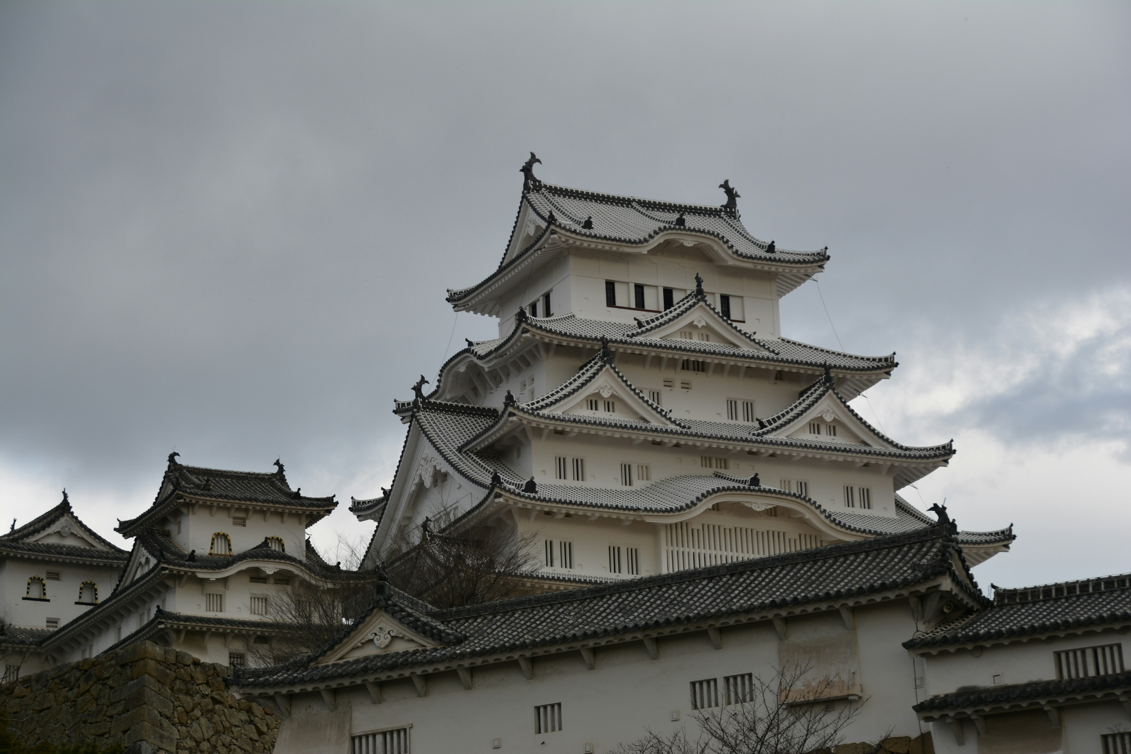 Castillo de Himeji con un diseño arquitectónico elegante bajo un cielo nublado