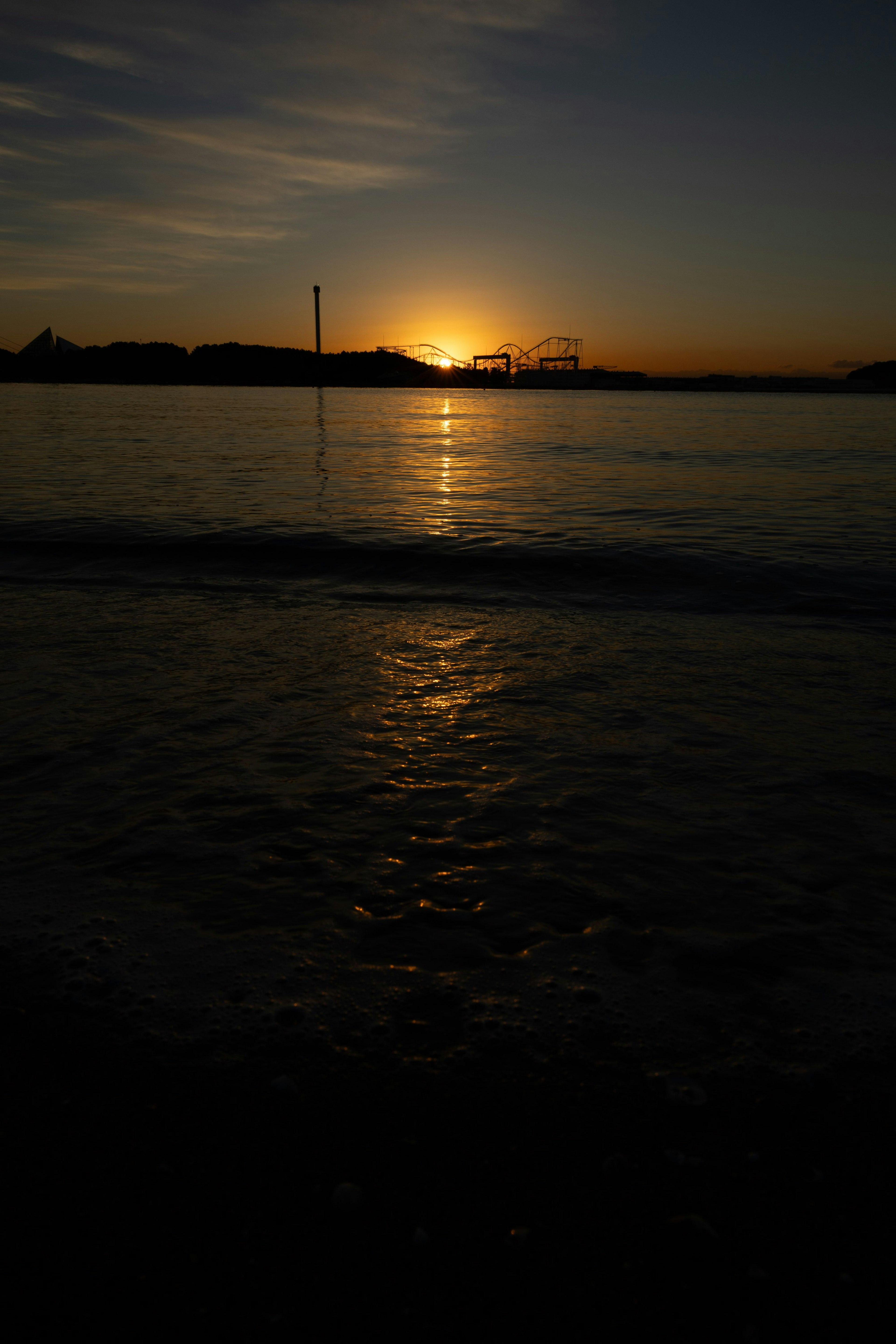 夕日が海に映る静かな風景