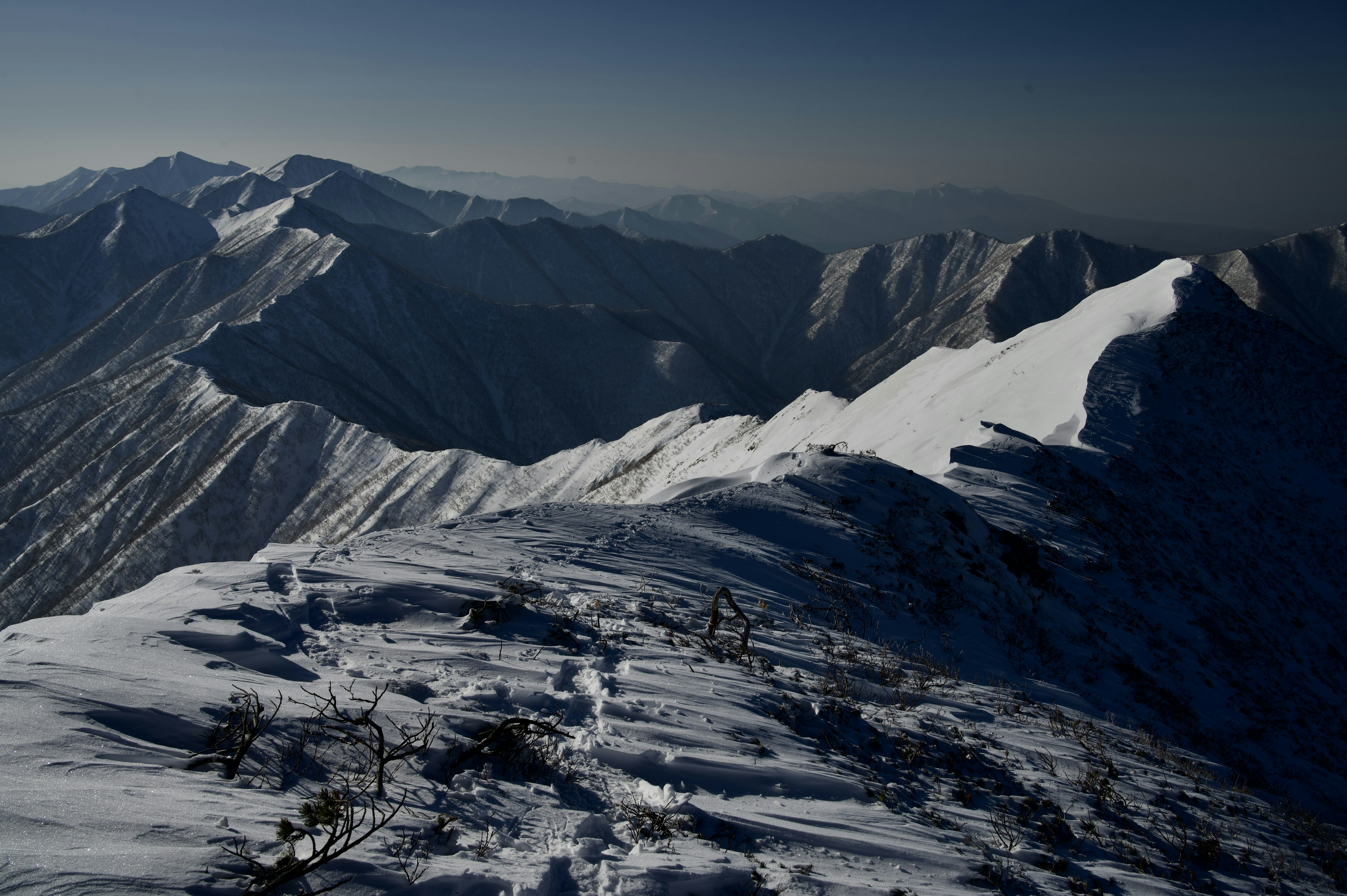 Schneebedeckte Berglandschaft unter einem blauen Himmel