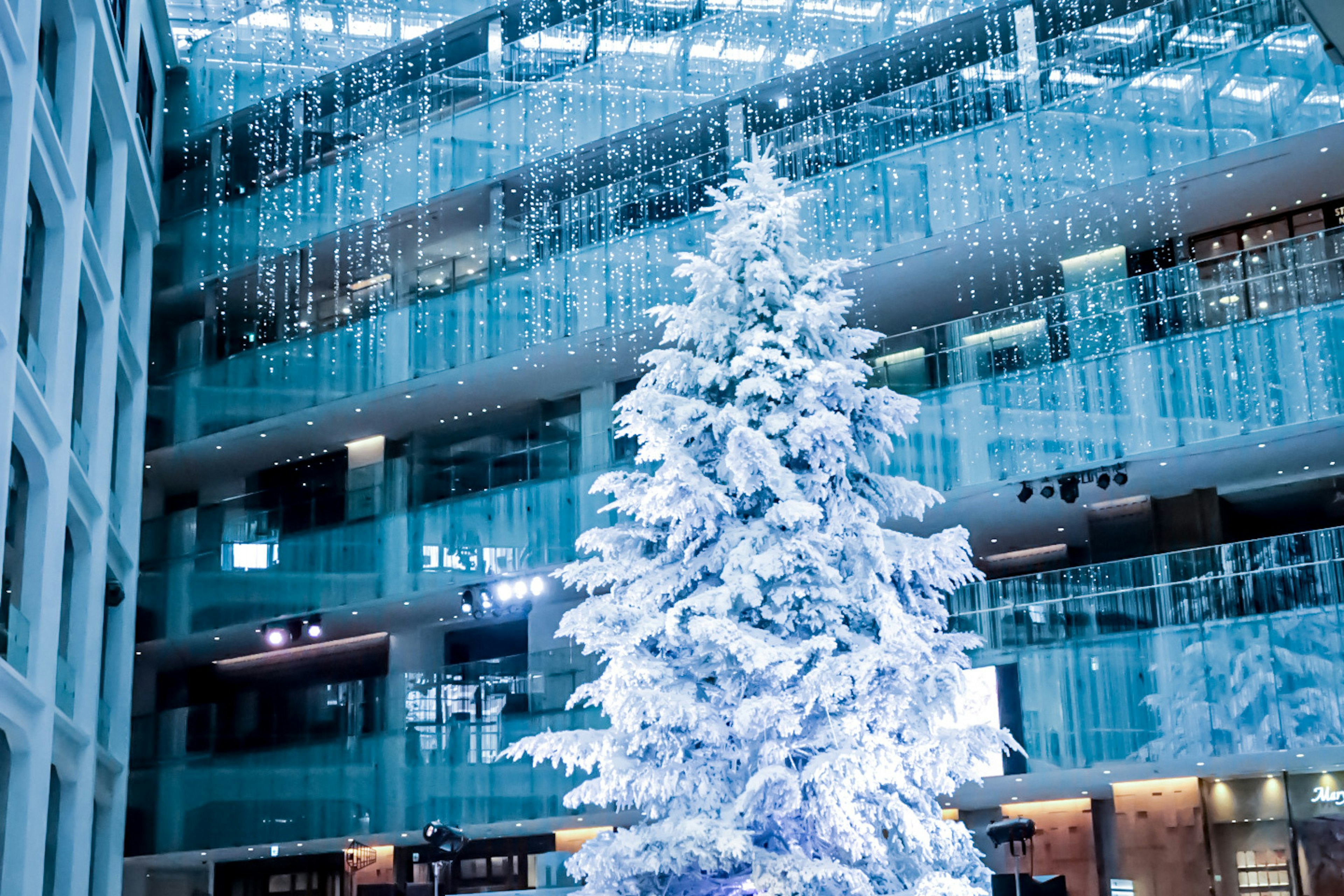 Pemandangan interior gedung modern dengan pohon Natal yang dihias