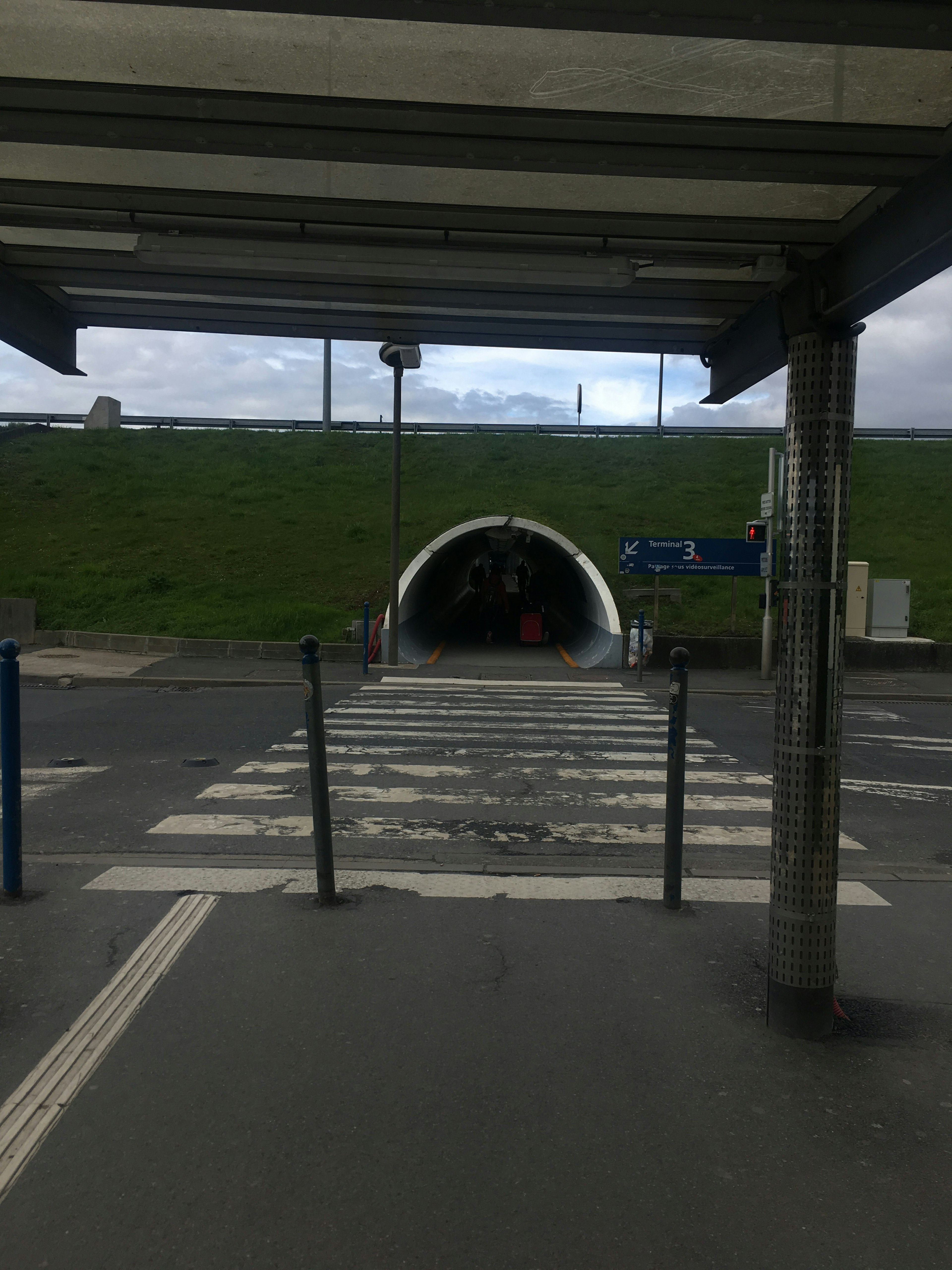 Vue d'un passage piéton menant à une entrée de tunnel