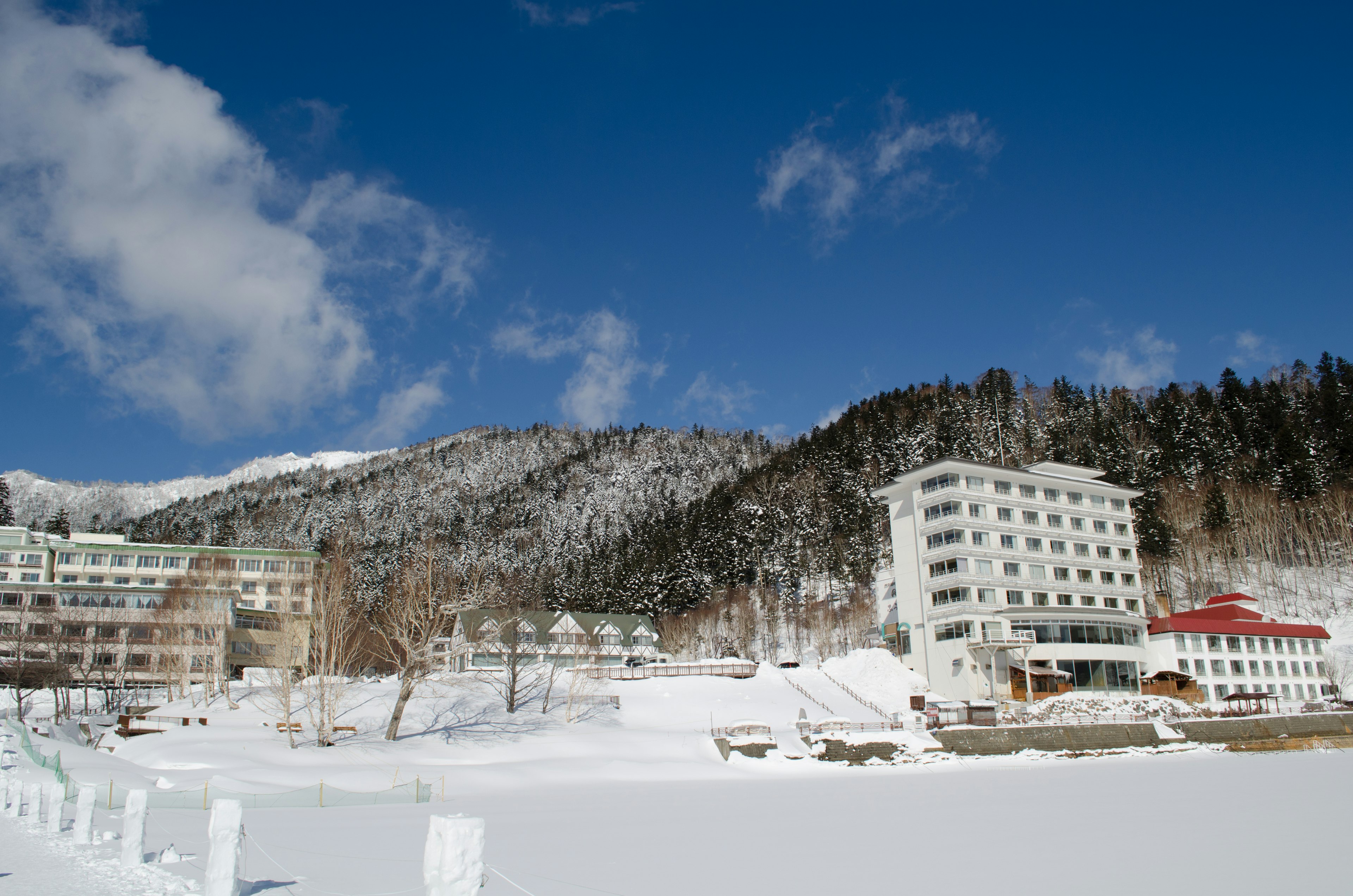 ทิวทัศน์ฤดูหนาวที่มีภูเขาที่ปกคลุมด้วยหิมะและอาคาร