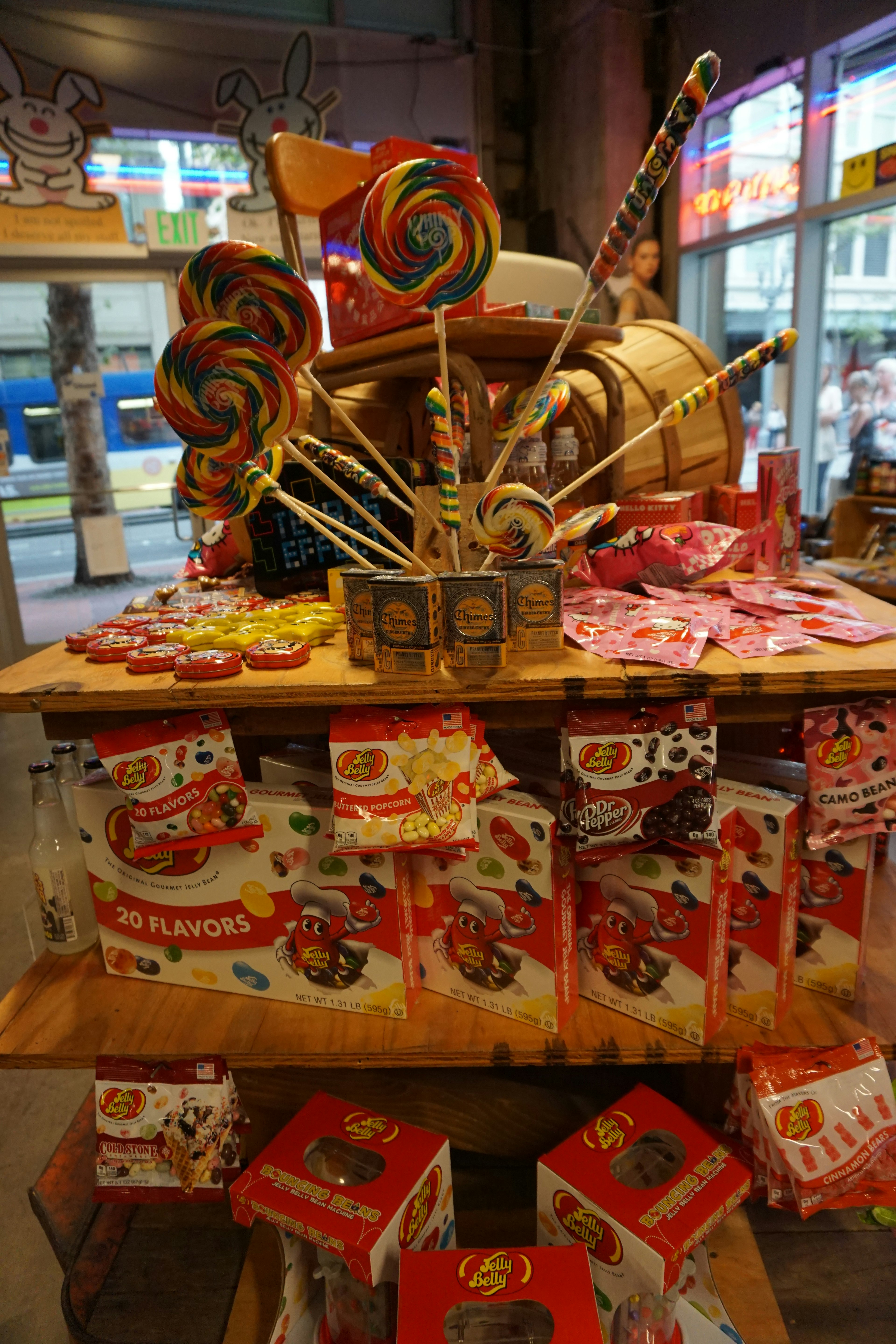 Bonbons colorés et sucettes exposés dans un magasin