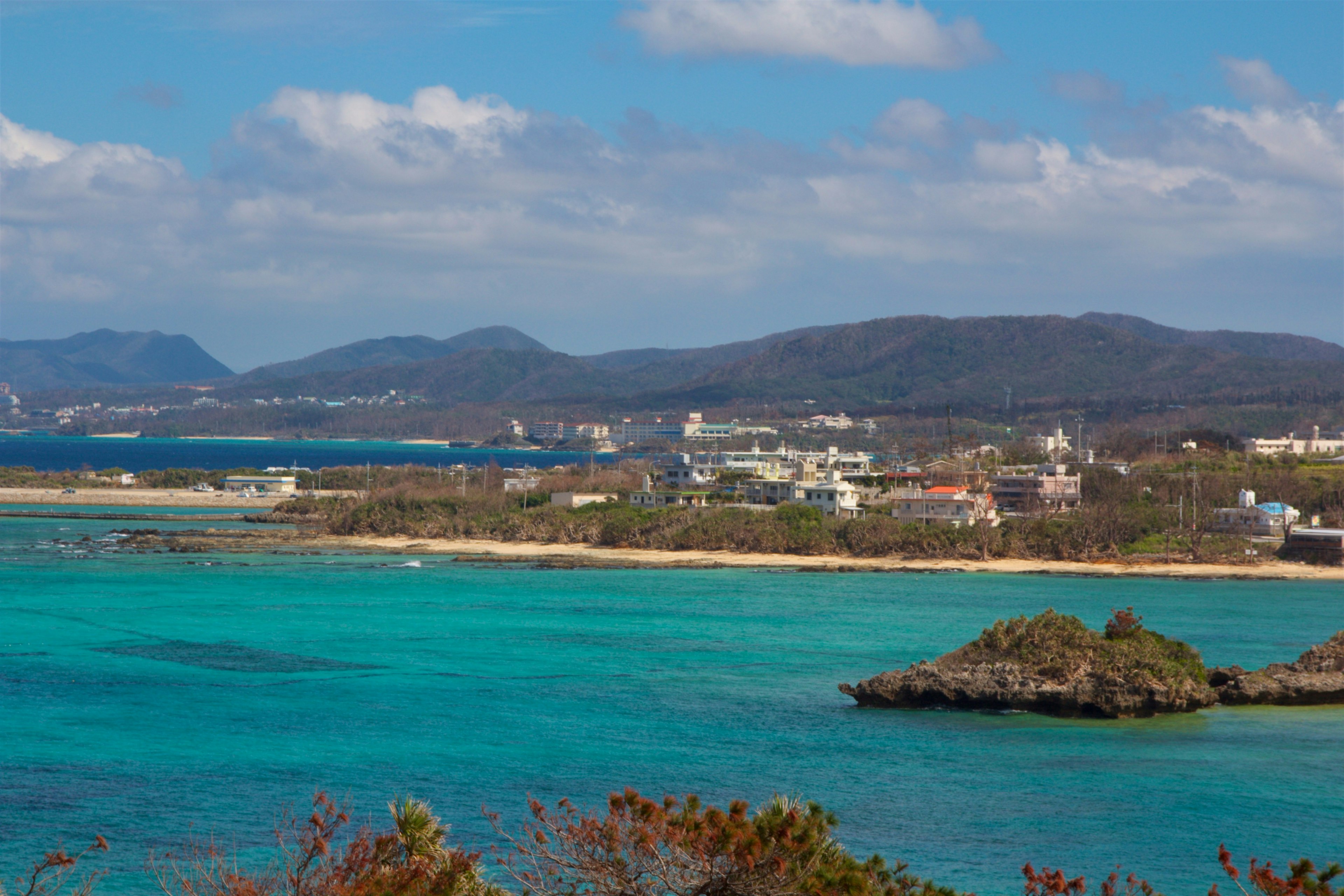 美麗的風景，碧綠色的海水和綠色的山丘