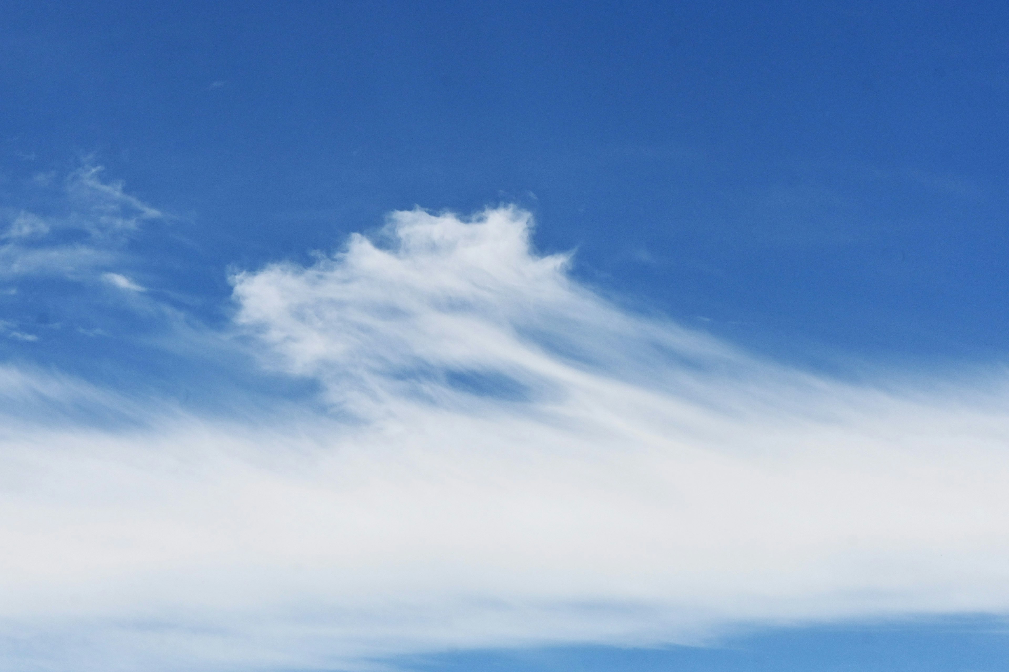 Weiß fließende Wolken in einem blauen Himmel