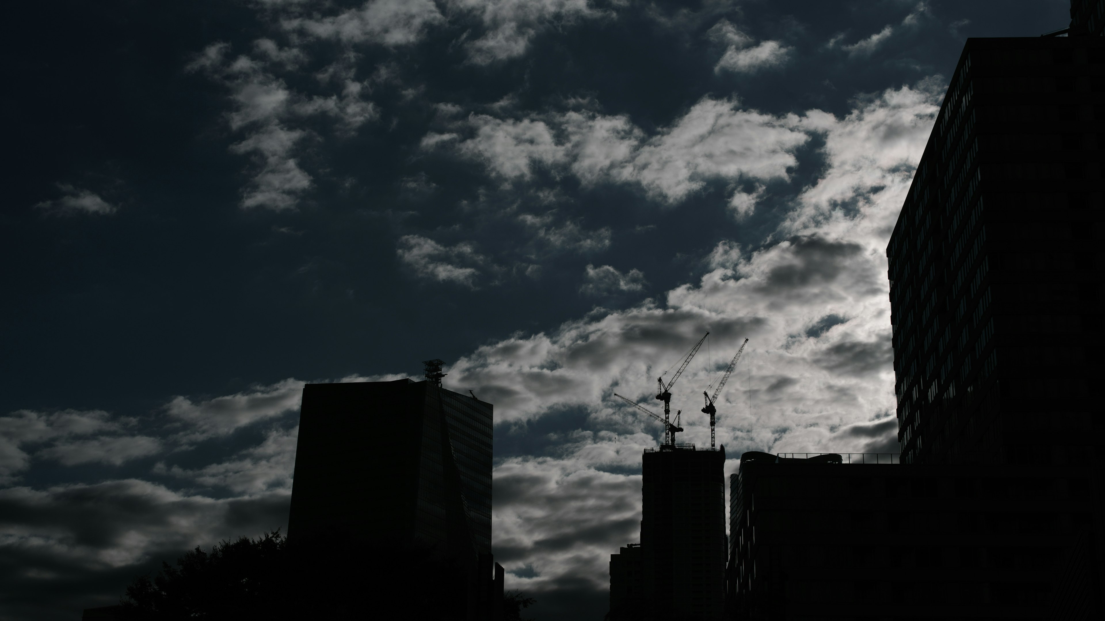 Nuages sombres dans le ciel nocturne avec des bâtiments en silhouette