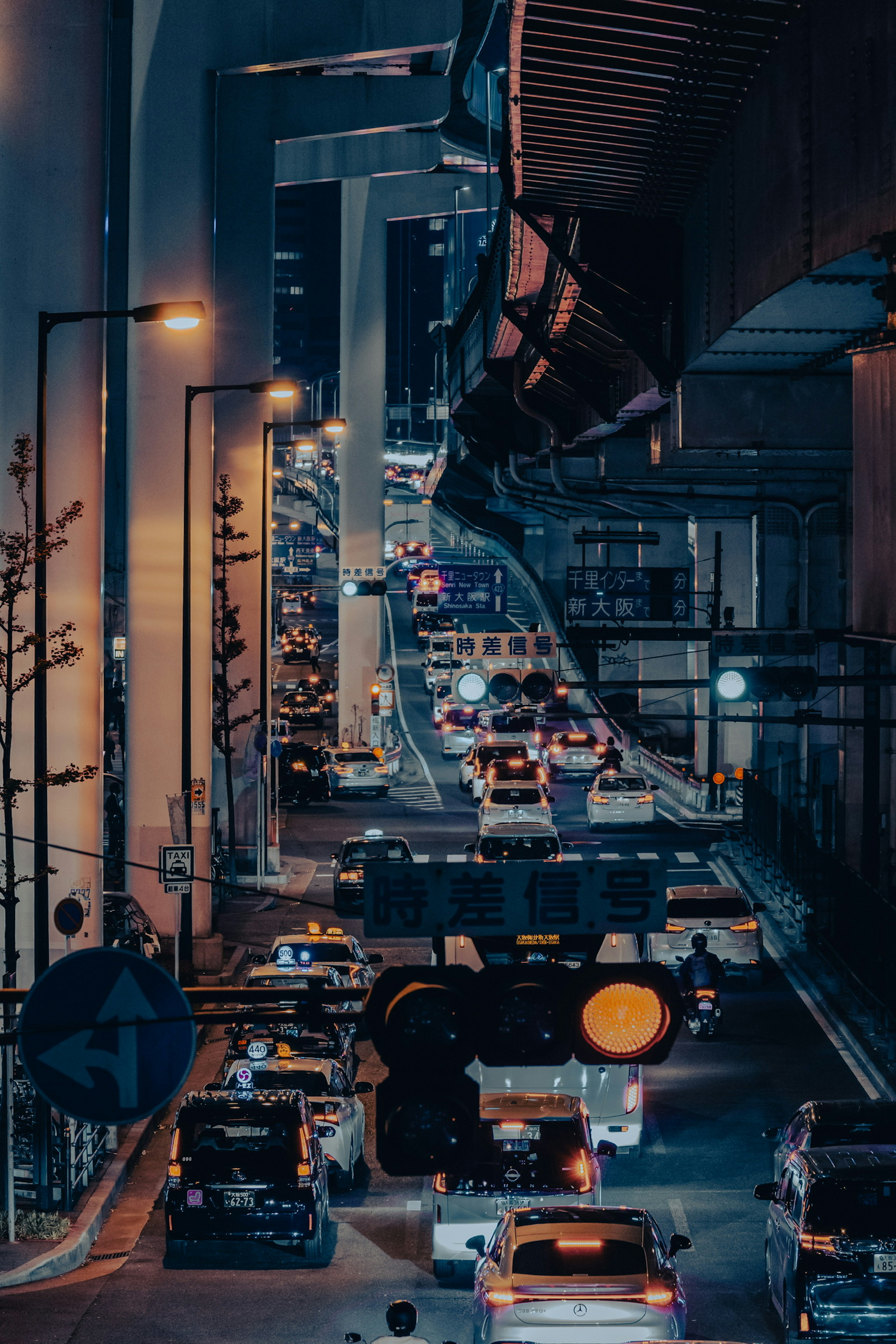 都市の夜景で交通が流れる道路車のライトが光る