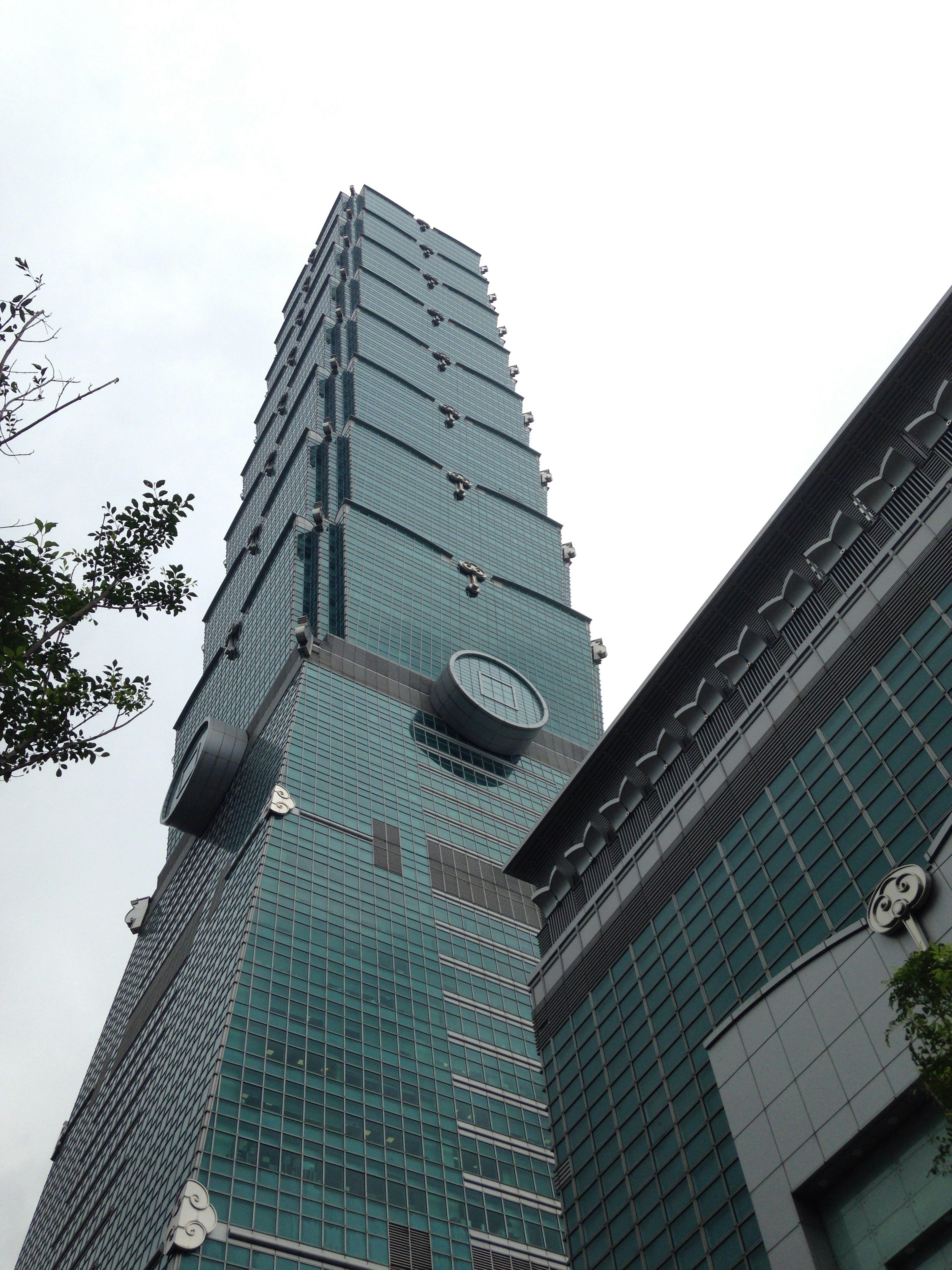 Foto des Wolkenkratzers Taipei 101 von unten