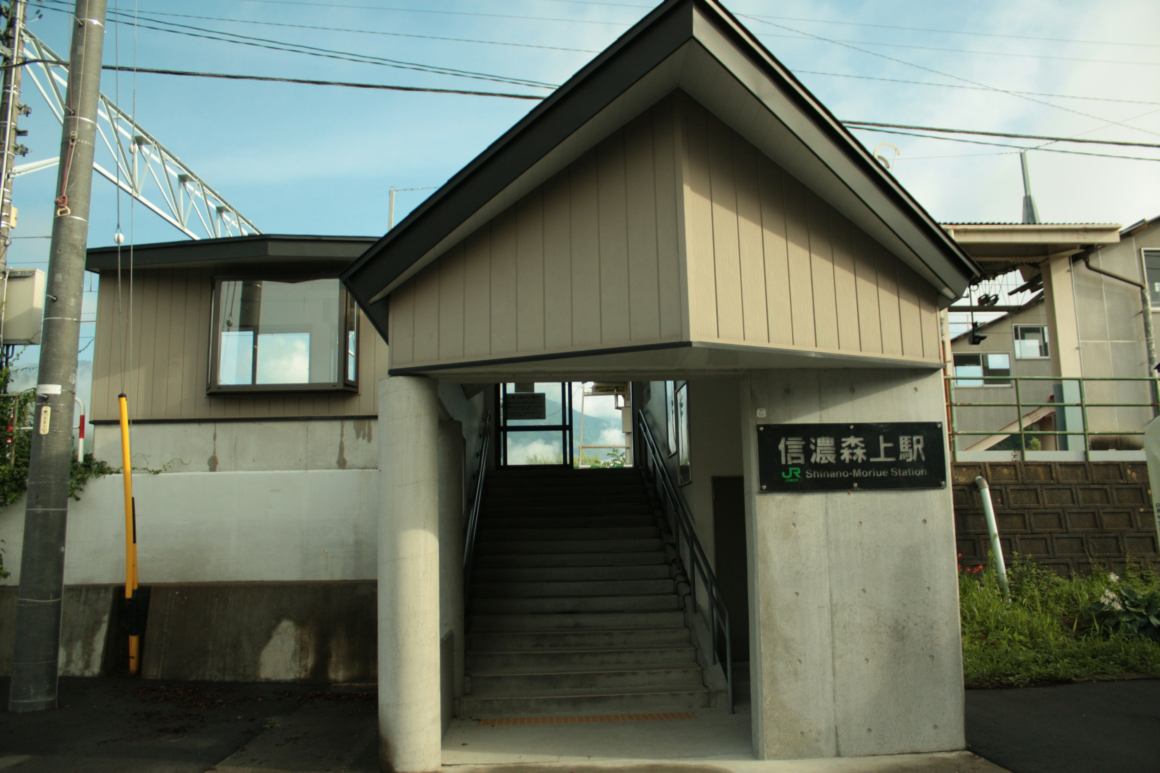 Entrada a una estación de tren con escaleras visibles