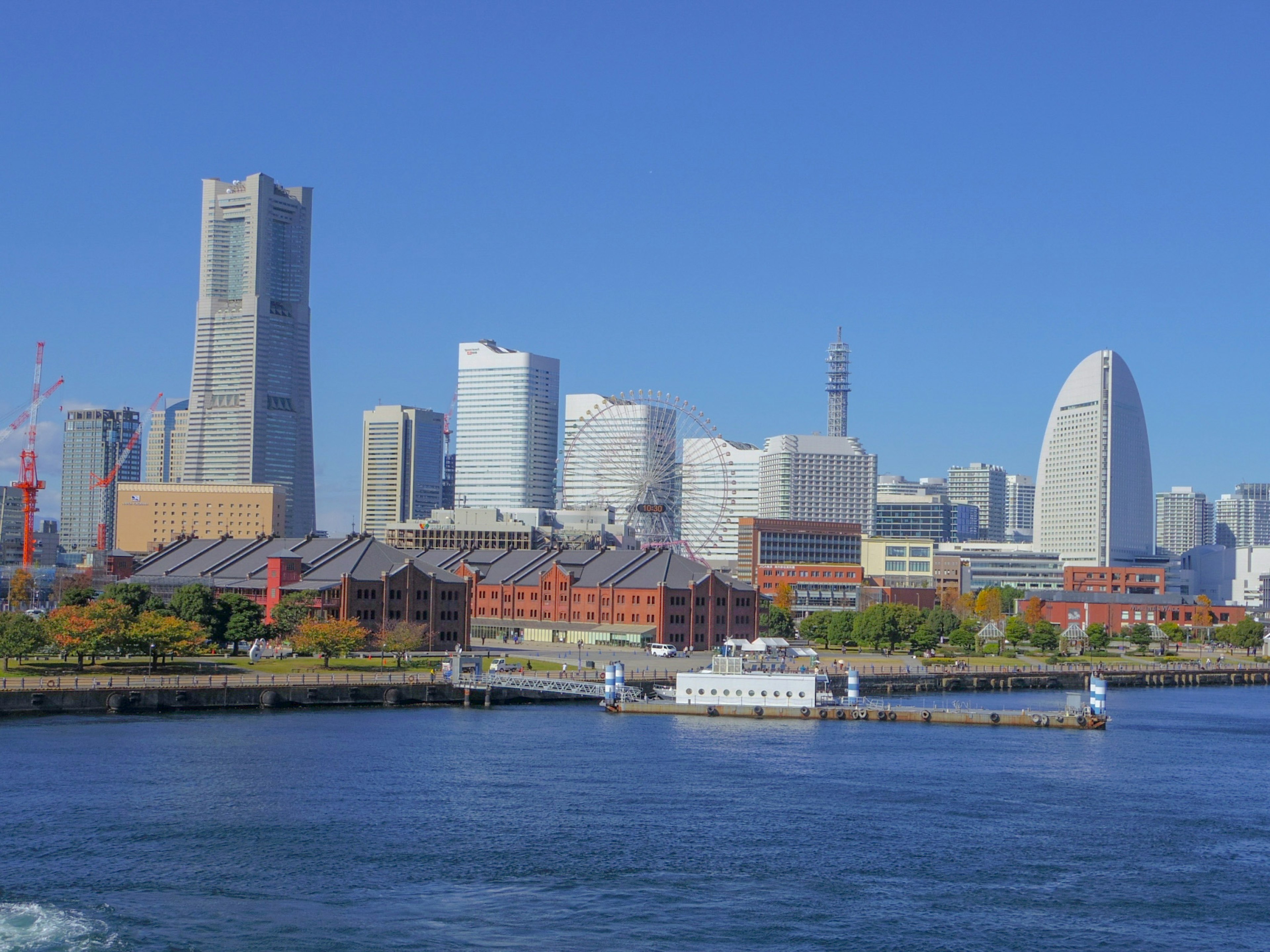 Wunderschönes Bild, das die Skyline und den Hafen von Yokohama zeigt