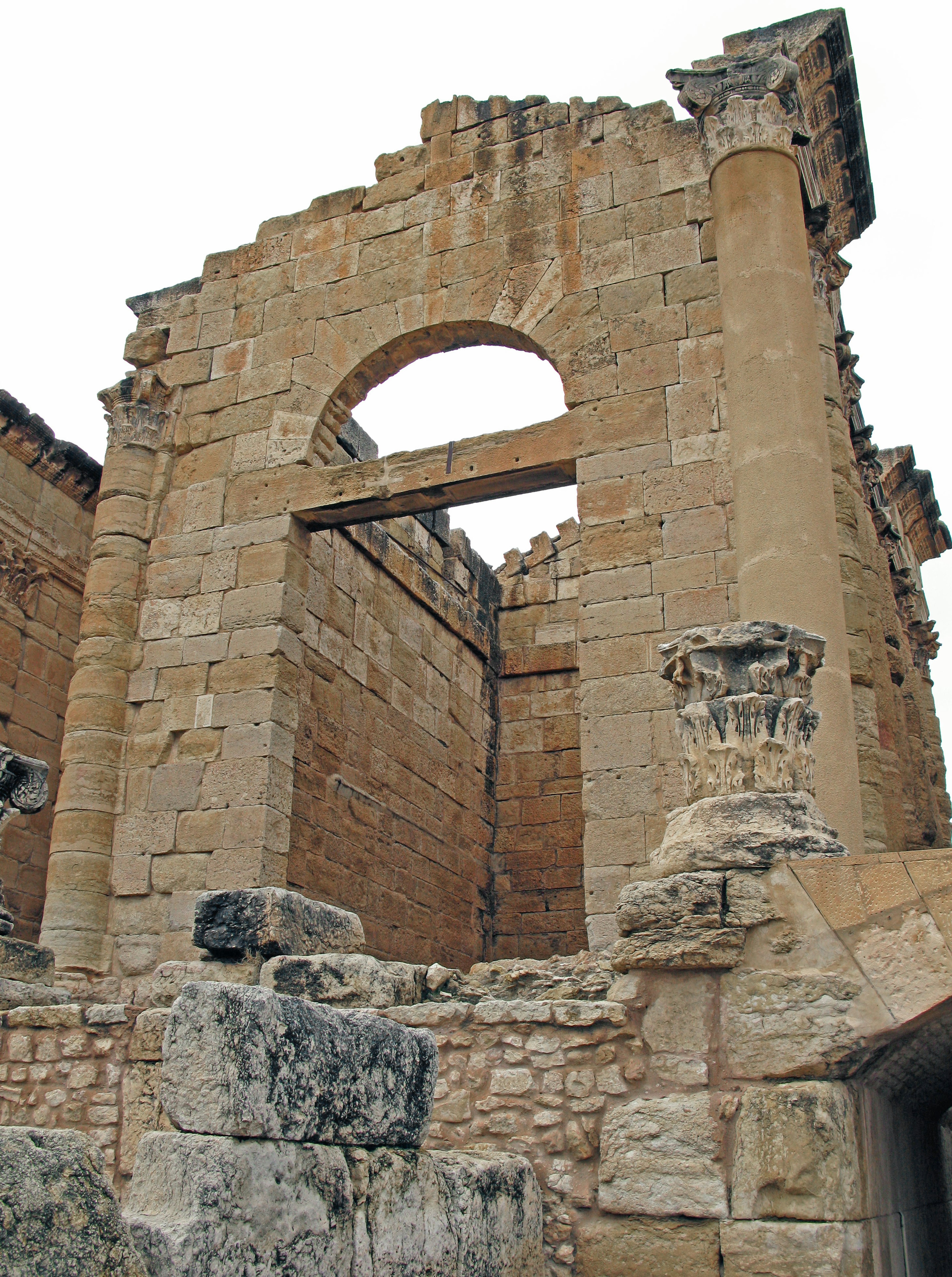 Arche en pierre et colonnes d'une ruine ancienne