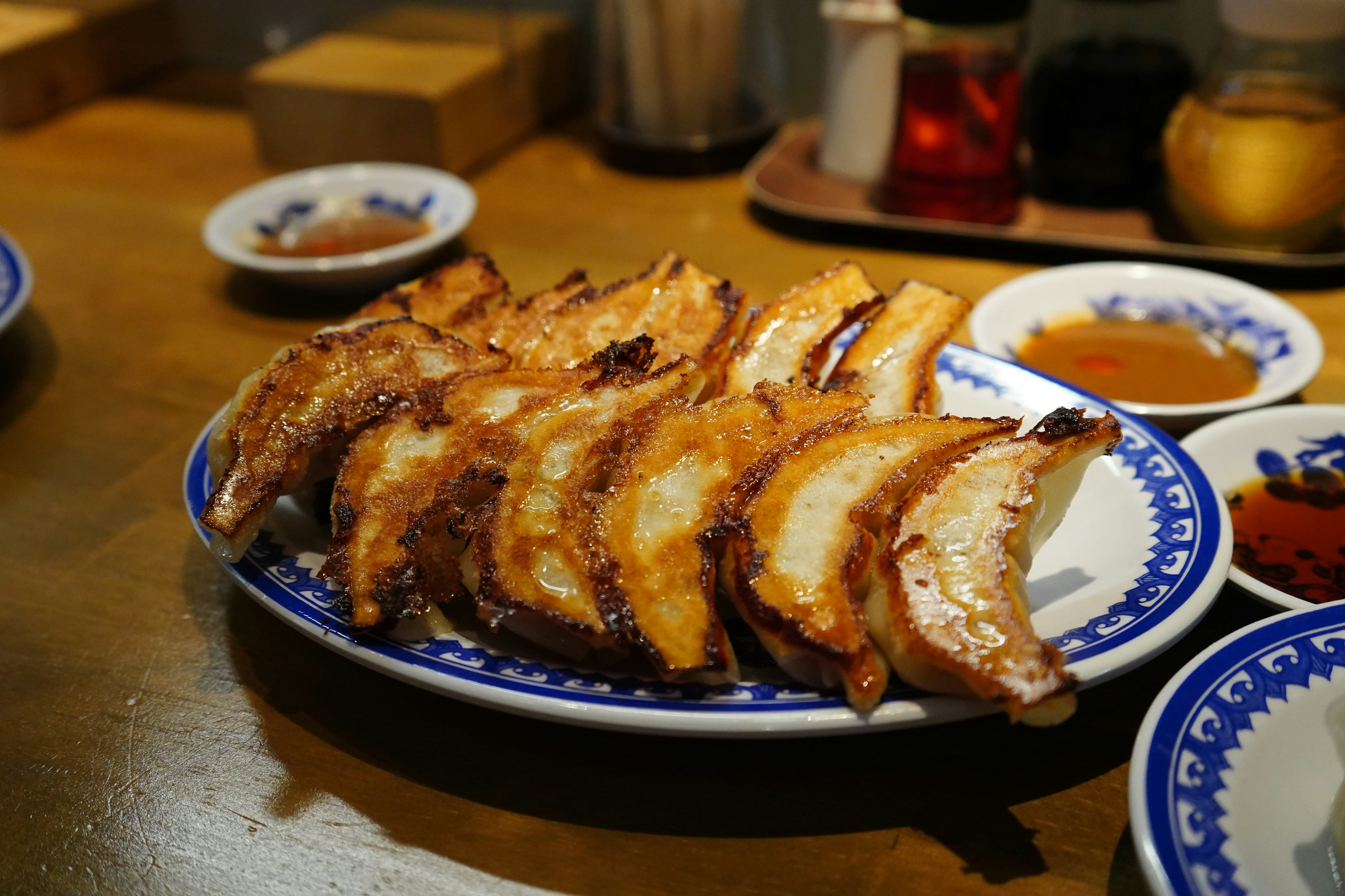 Un plato de deliciosos dumplings asados dispuestos ordenadamente