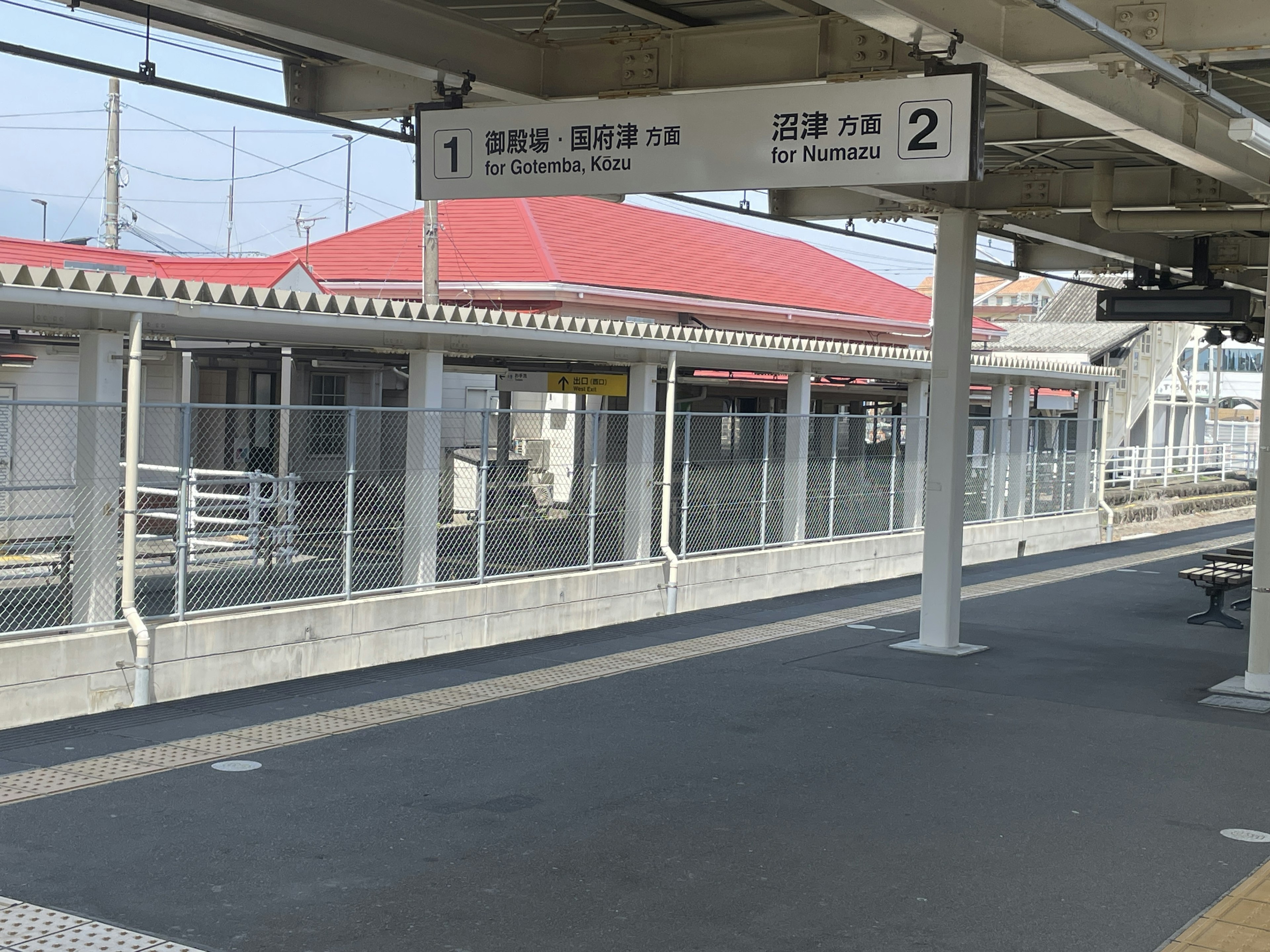 駅のホームにあるプラットフォームと看板が見える風景