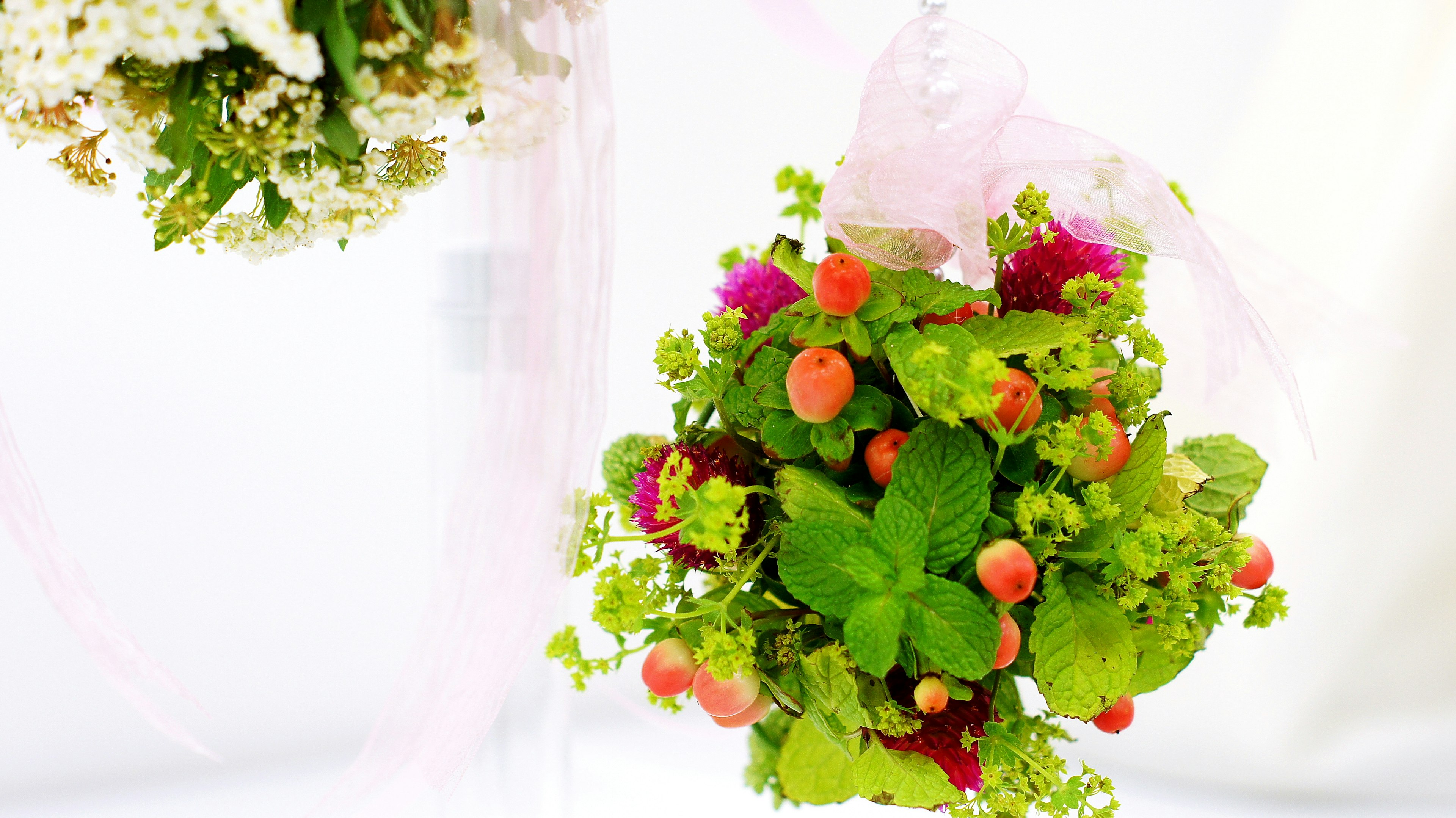 Un bouquet colorato con fiori vivaci e foglie verdi