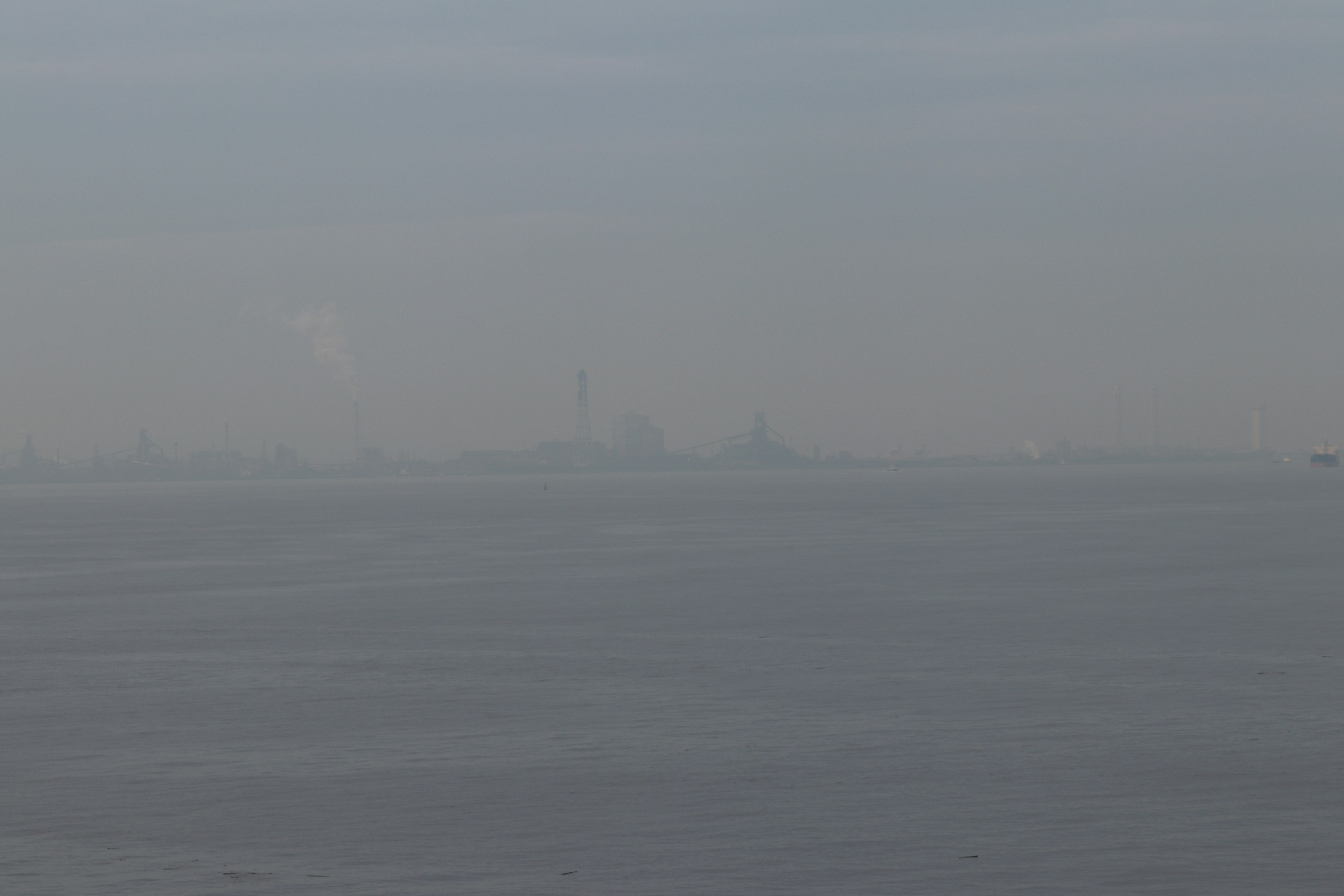 Silhouette di un profilo urbano avvolto nella nebbia sopra l'acqua