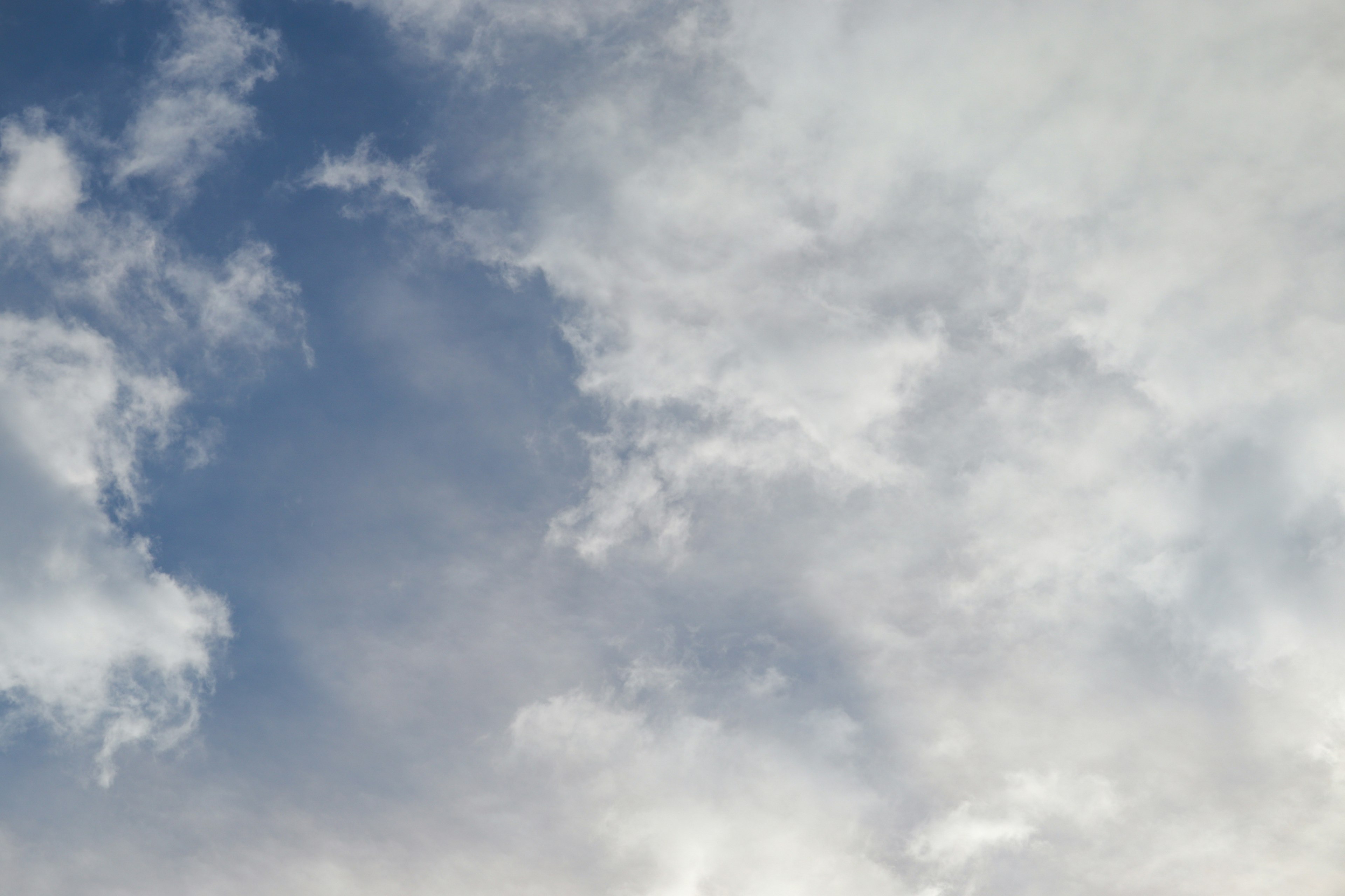 Hermosa vista del cielo azul con nubes