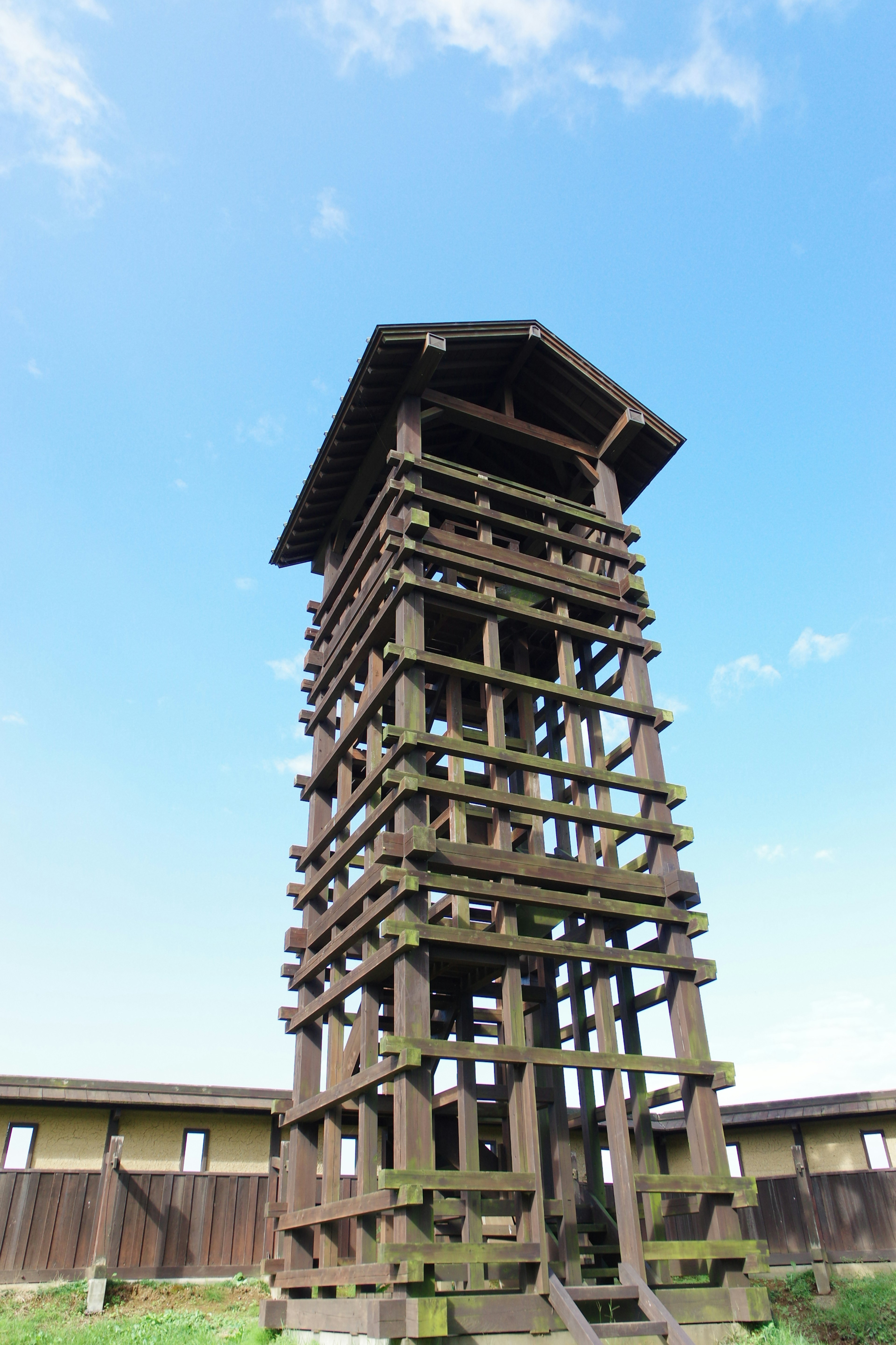 Torre de vigilancia de madera bajo un cielo azul