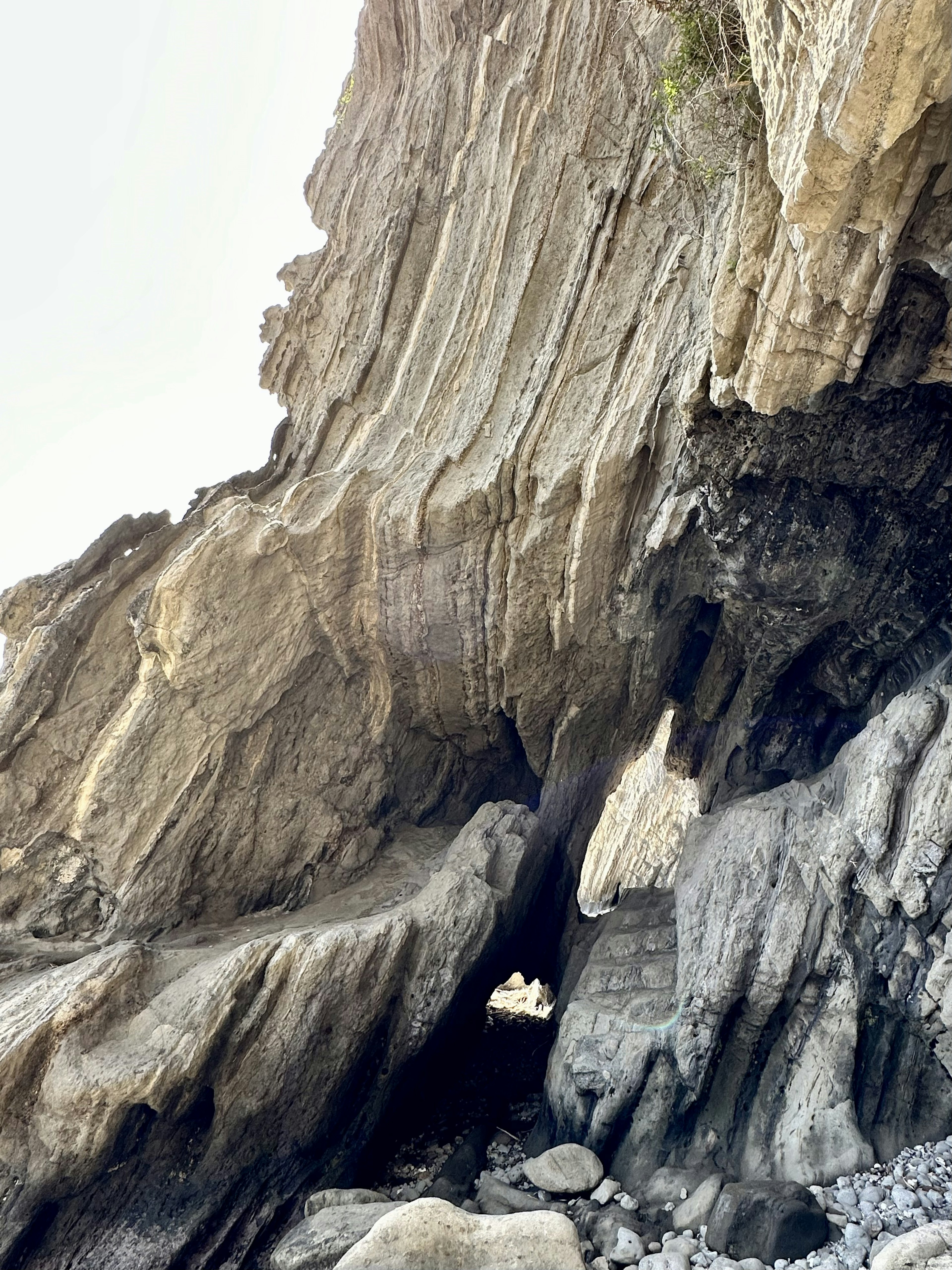 Interior de una cueva natural con formaciones rocosas en capas