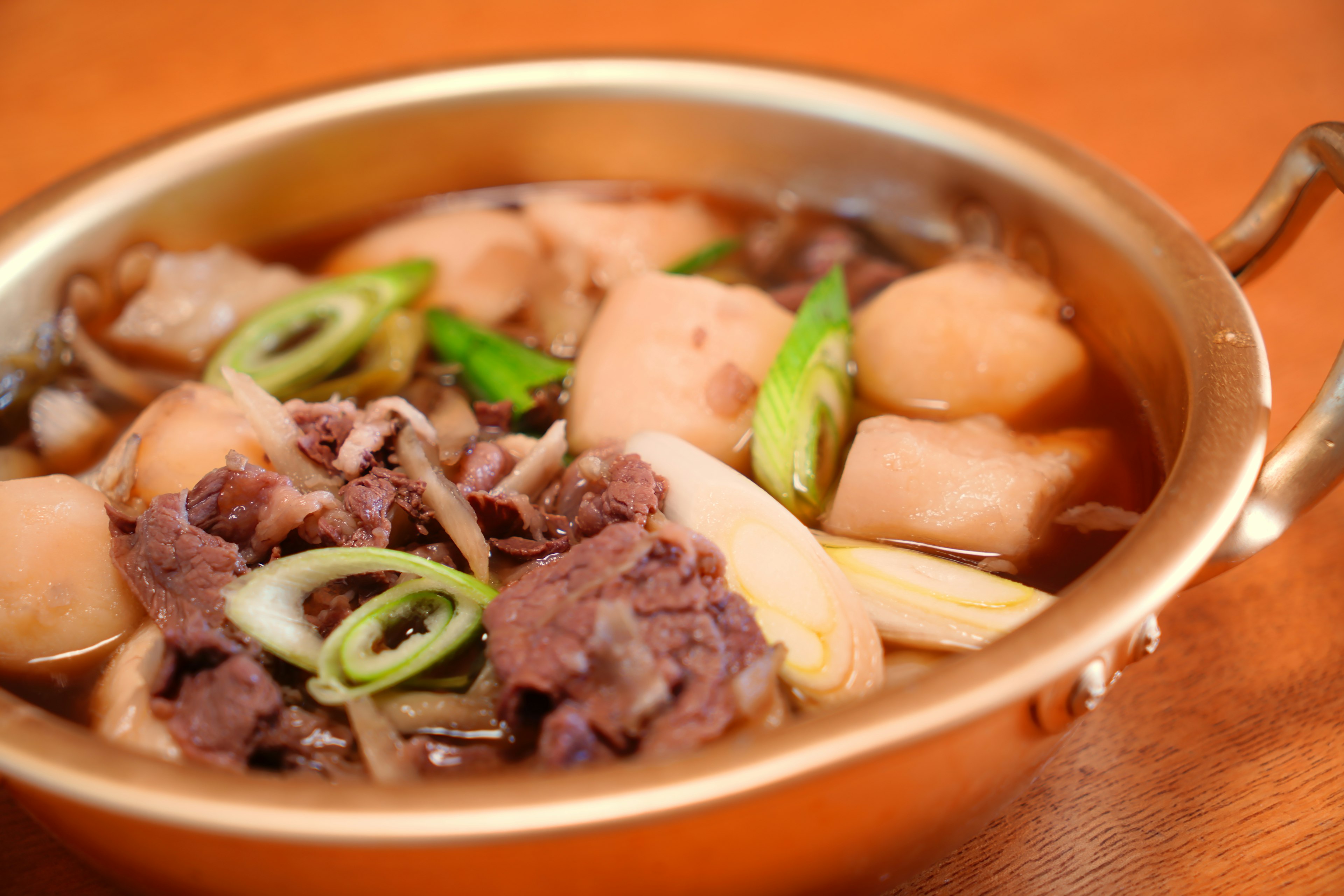 Semangkuk sup dengan daging dan sayuran