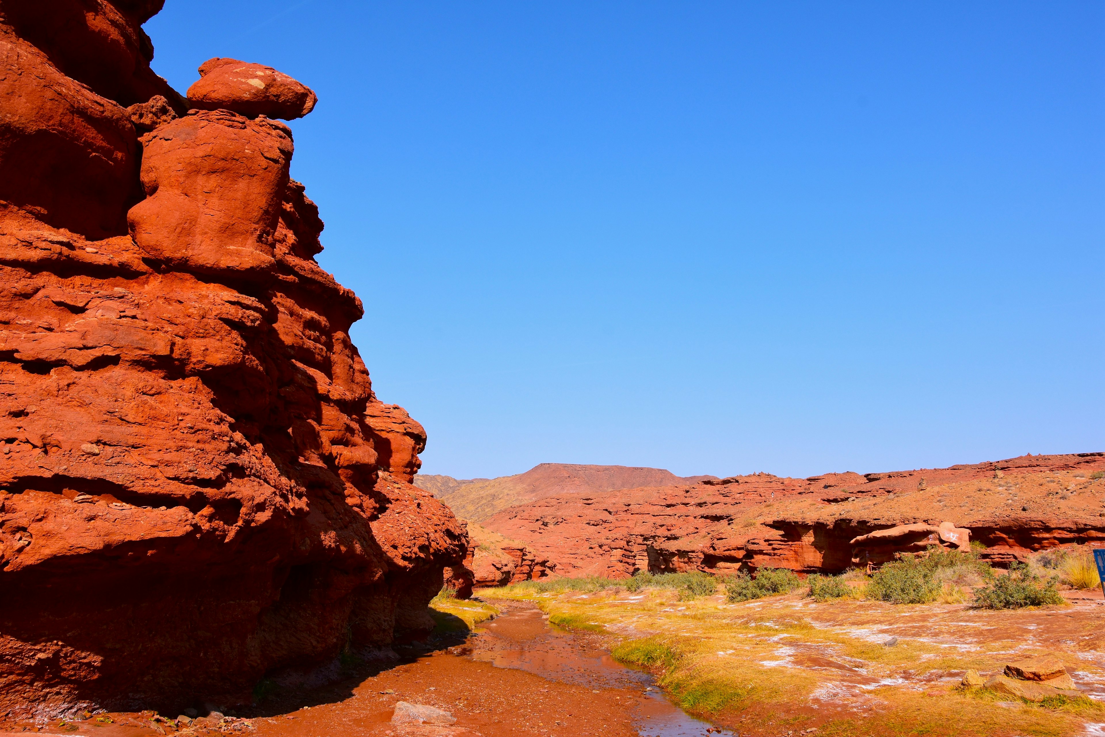 Paysage avec formations rocheuses rouges et ciel bleu clair